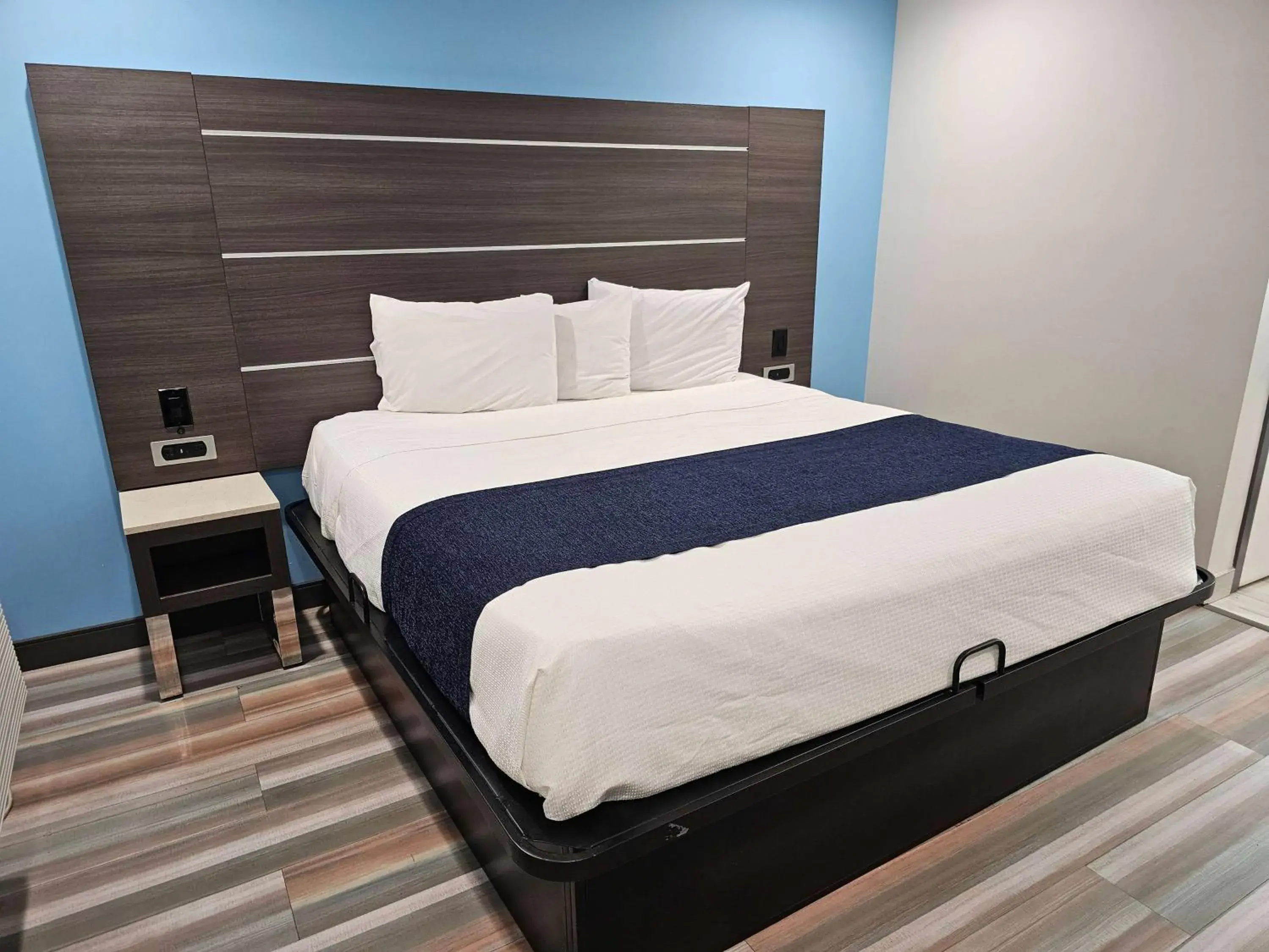 Queen Room with Roll-In Shower - Mobility/Hearing Accessible - Non-Smoking in Travelodge Inn & Suites by Wyndham Fullerton Queen Room with Roll-In Shower - Mobility/Hearing Accessible - Non-Smoking in Travelodge Inn & Suites by Wyndham Fullerton