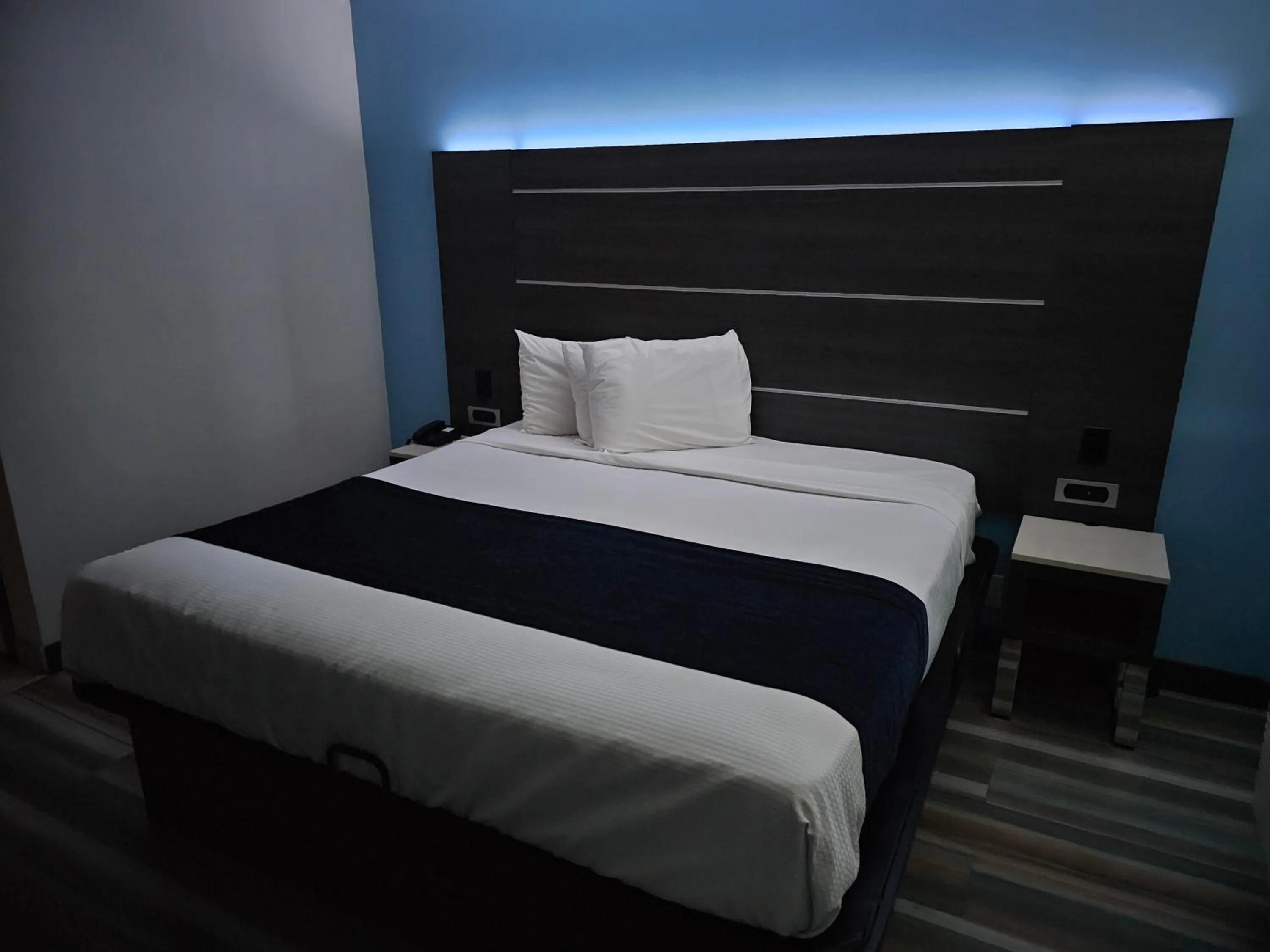 Bed in Travelodge Inn & Suites by Wyndham Fullerton