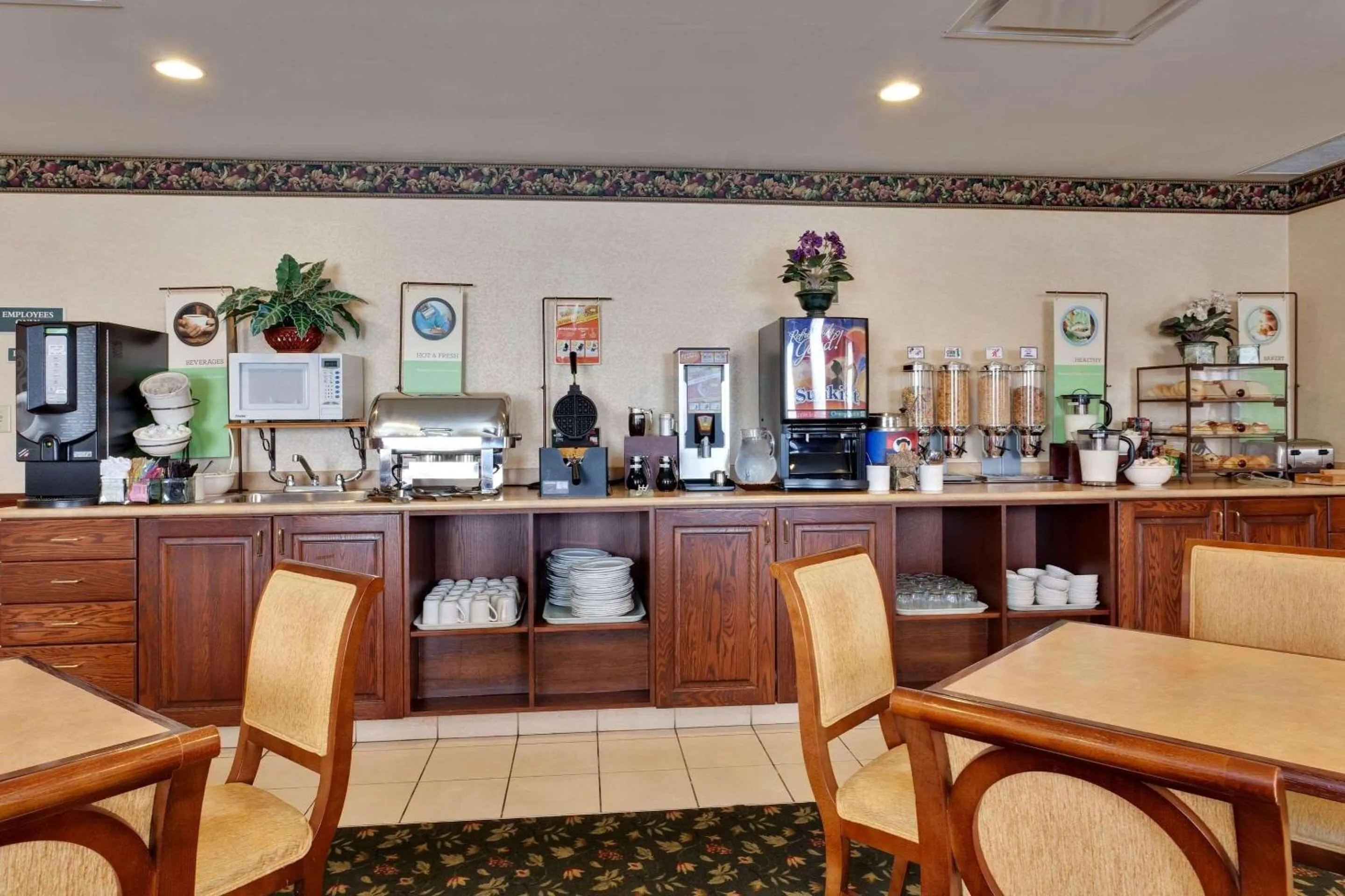 Breakfast in Country Inn & Suites by Radisson, London South, ON