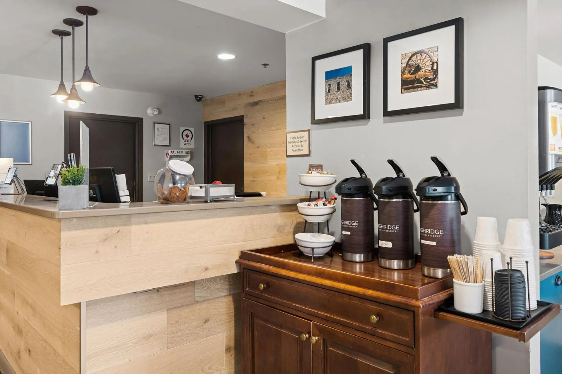 Coffee/tea facilities in Country Inn & Suites by Radisson, Saskatoon, SK