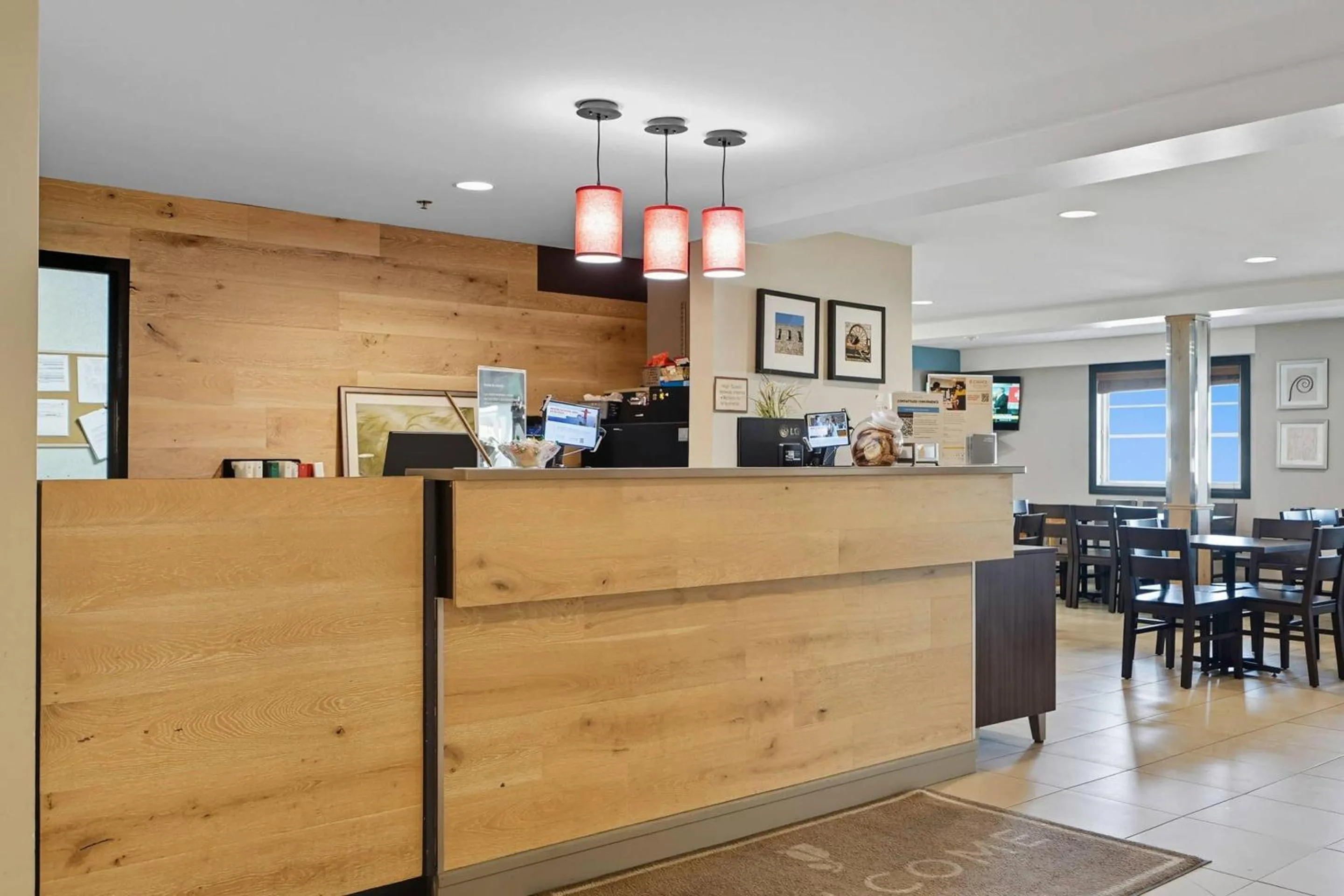 Lobby or reception in Country Inn & Suites by Radisson, Saskatoon, SK