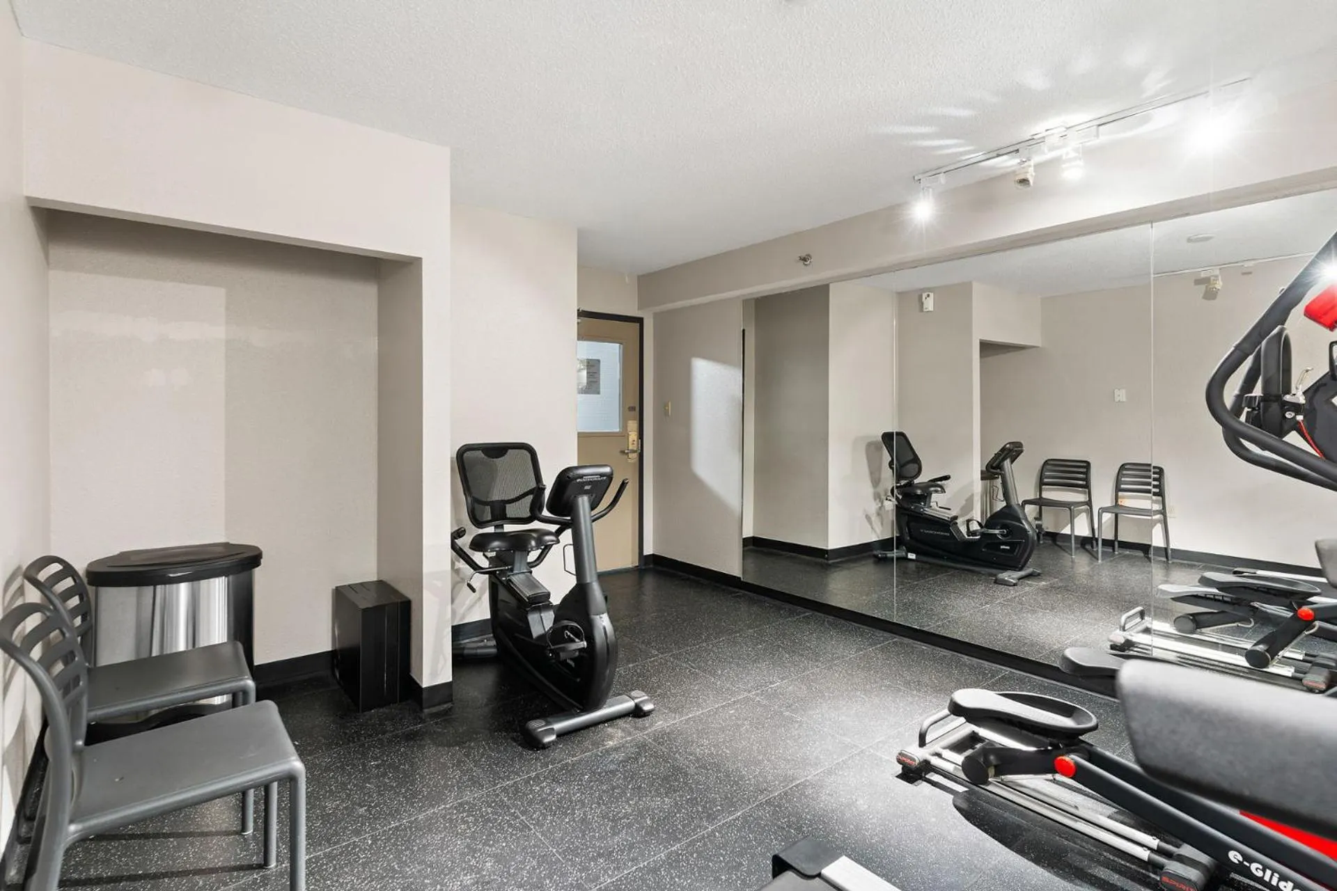 Fitness centre/facilities in Country Inn & Suites by Radisson, Saskatoon, SK