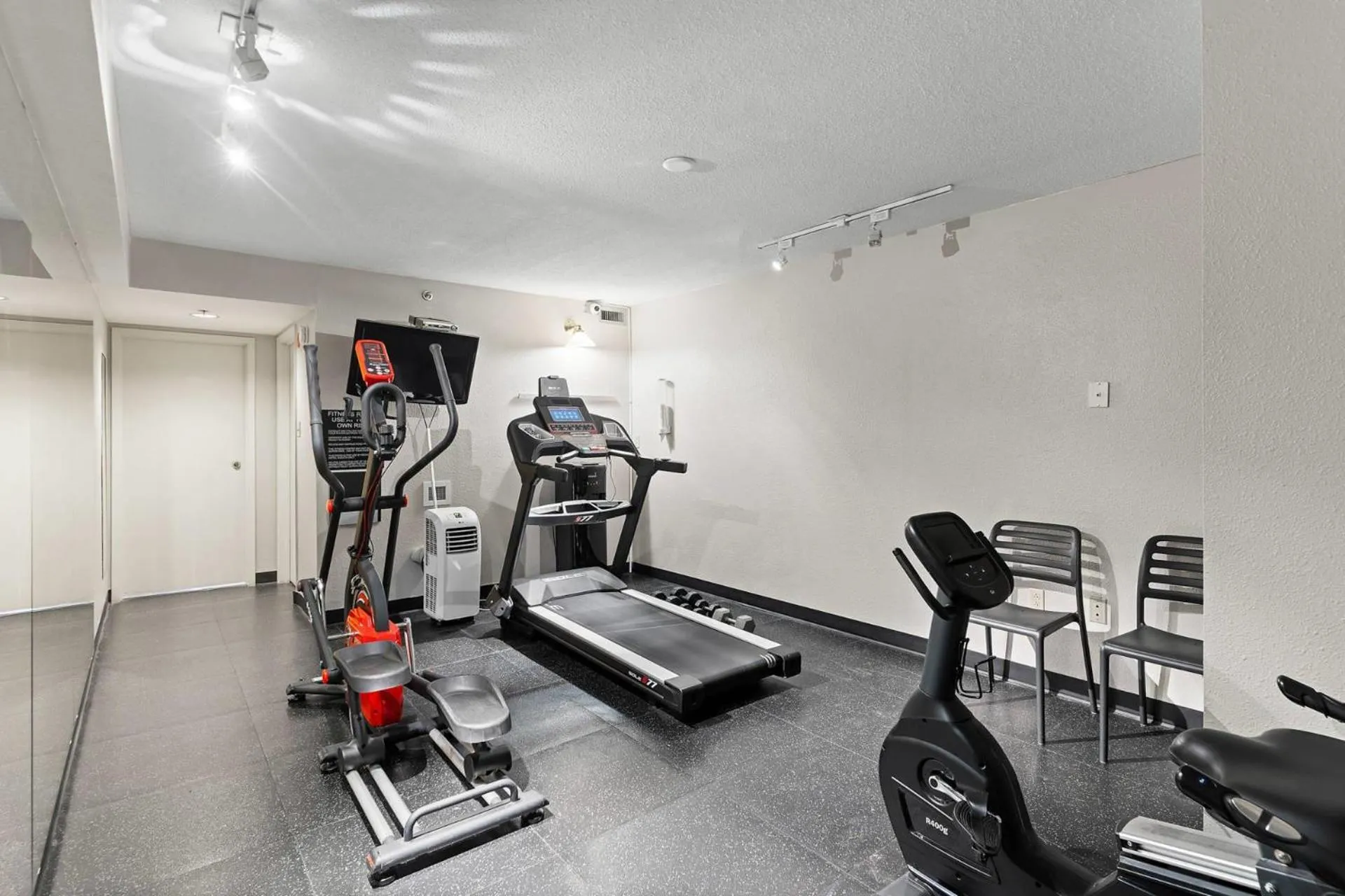 Fitness centre/facilities in Country Inn & Suites by Radisson, Saskatoon, SK