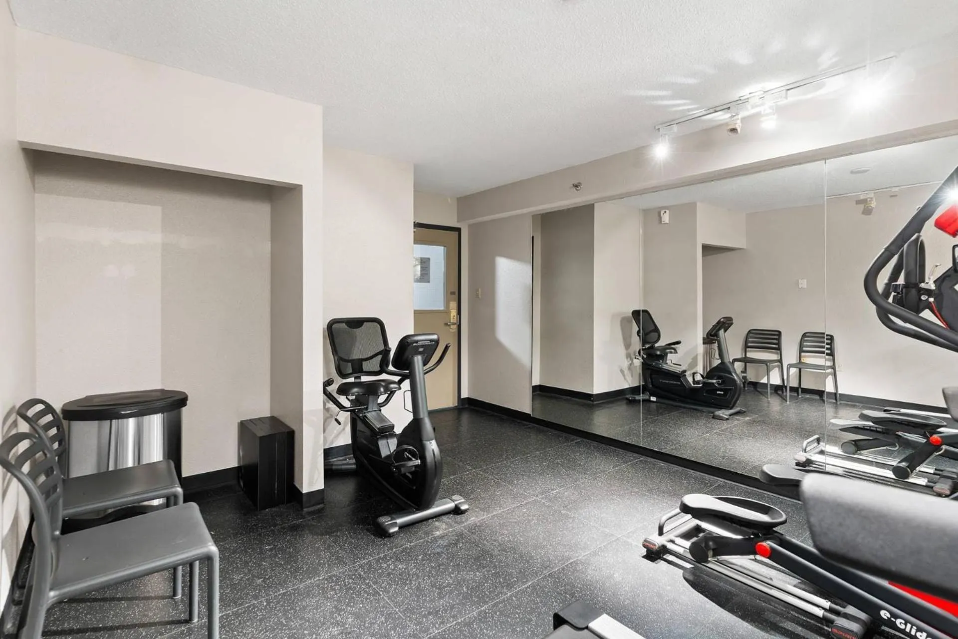 Fitness centre/facilities in Country Inn & Suites by Radisson, Saskatoon, SK