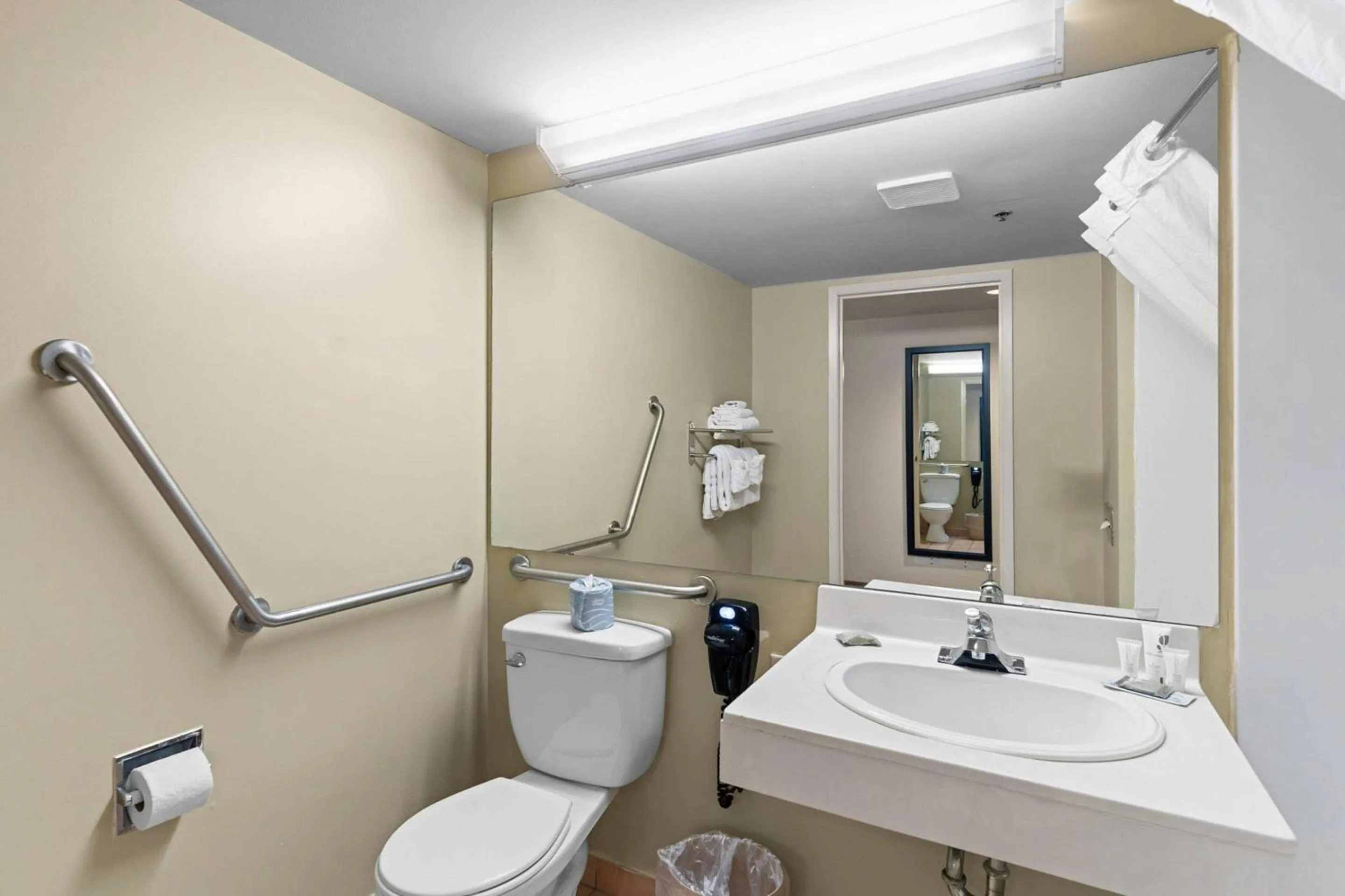 Bedroom in Country Inn & Suites by Radisson, Saskatoon, SK