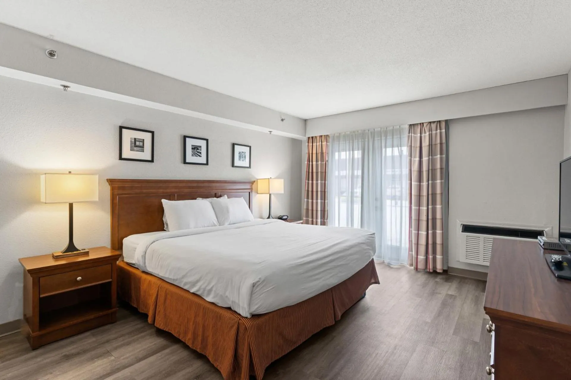 Bedroom, Bed in Country Inn & Suites by Radisson, Saskatoon, SK