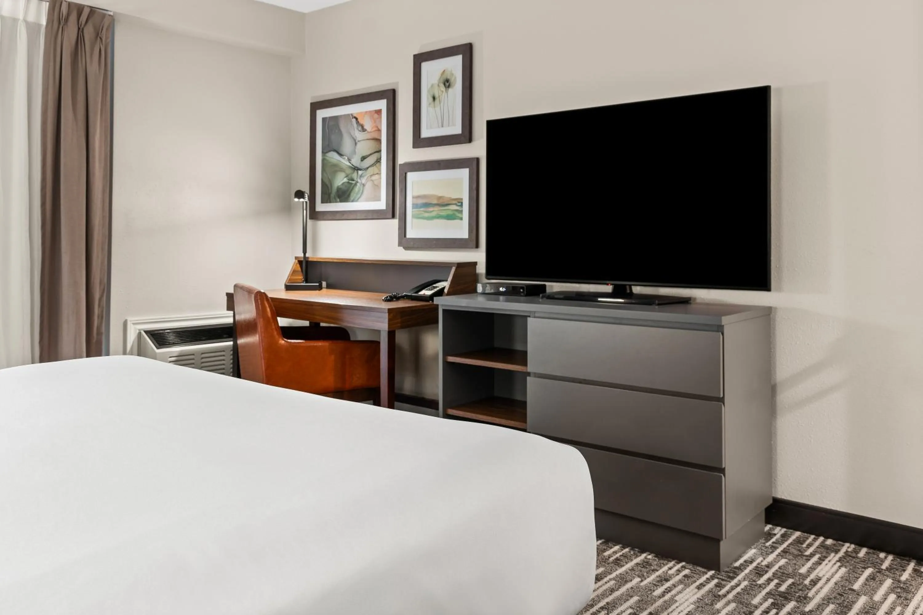Communal lounge/ TV room, Bed in Country Inn & Suites by Radisson, Winnipeg, MB