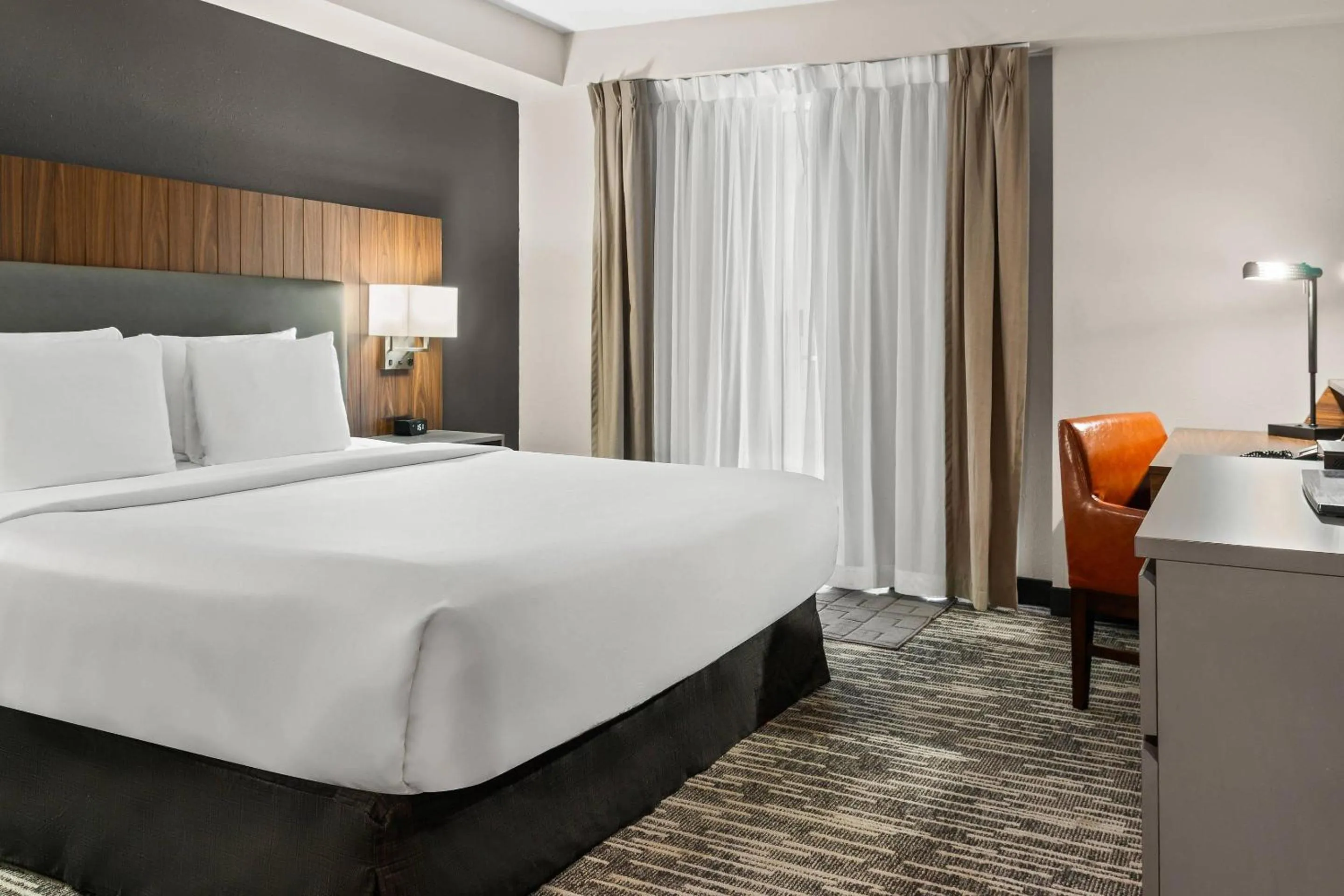 Bedroom, Bed in Country Inn & Suites by Radisson, Winnipeg, MB