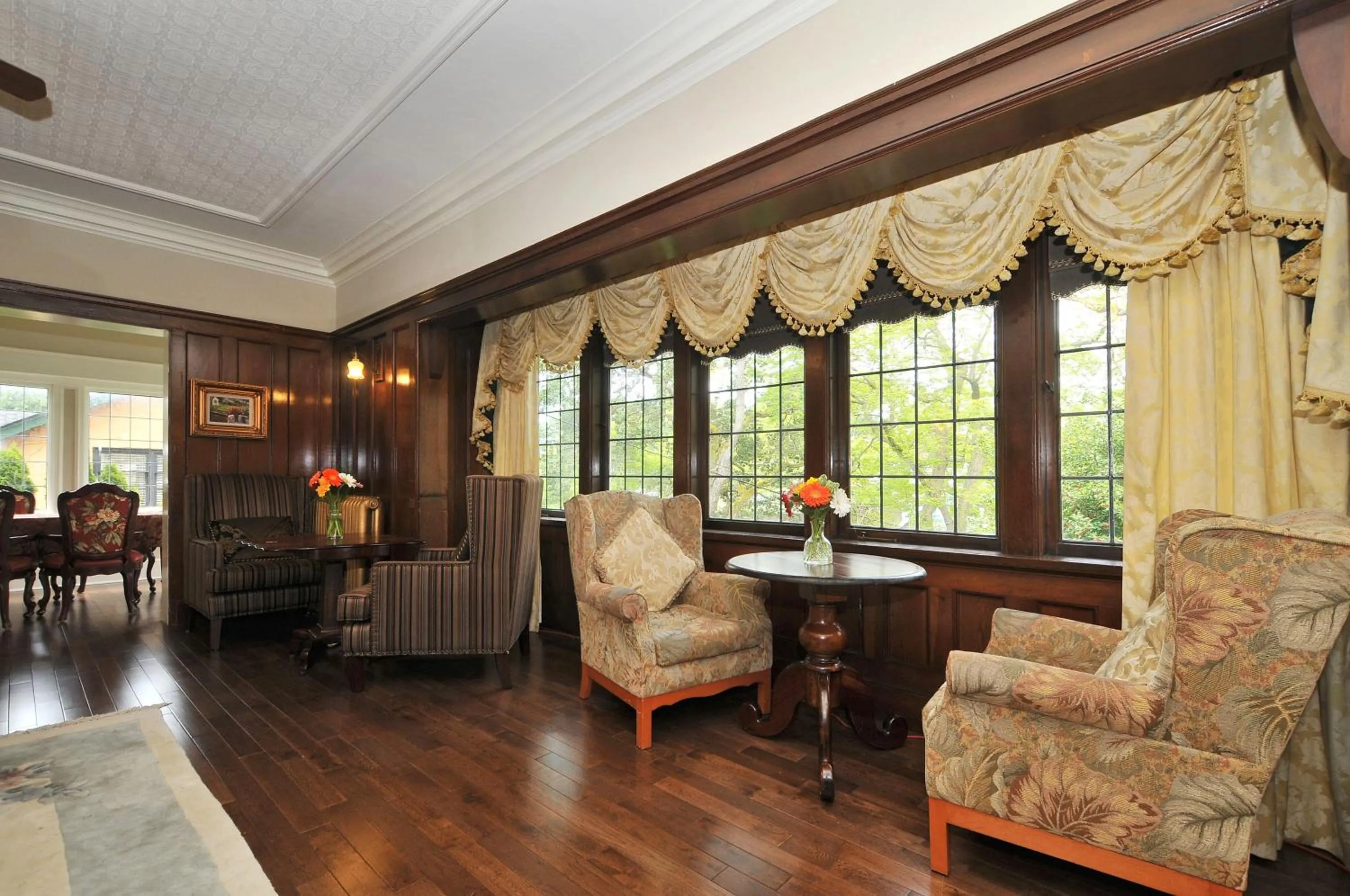 Library in The Craigmyle Inn
