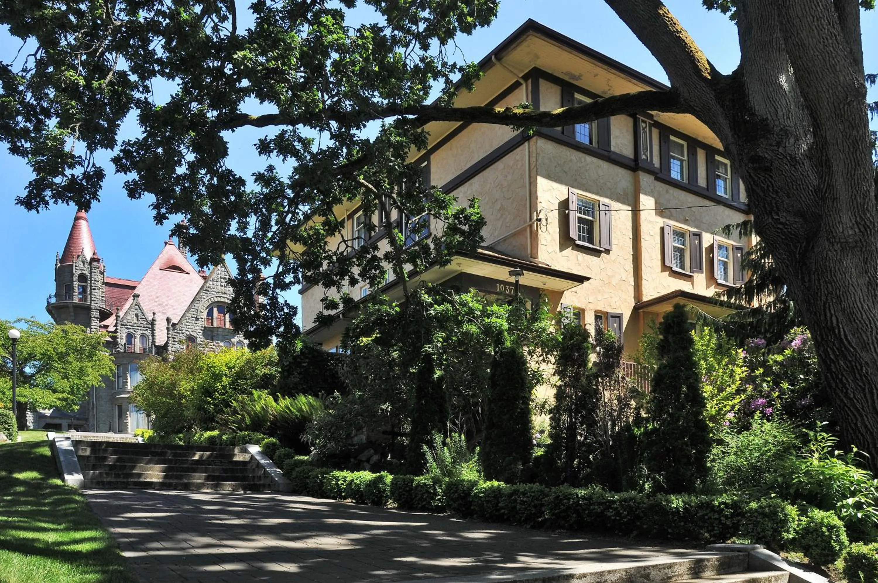 Facade/entrance in The Craigmyle Inn