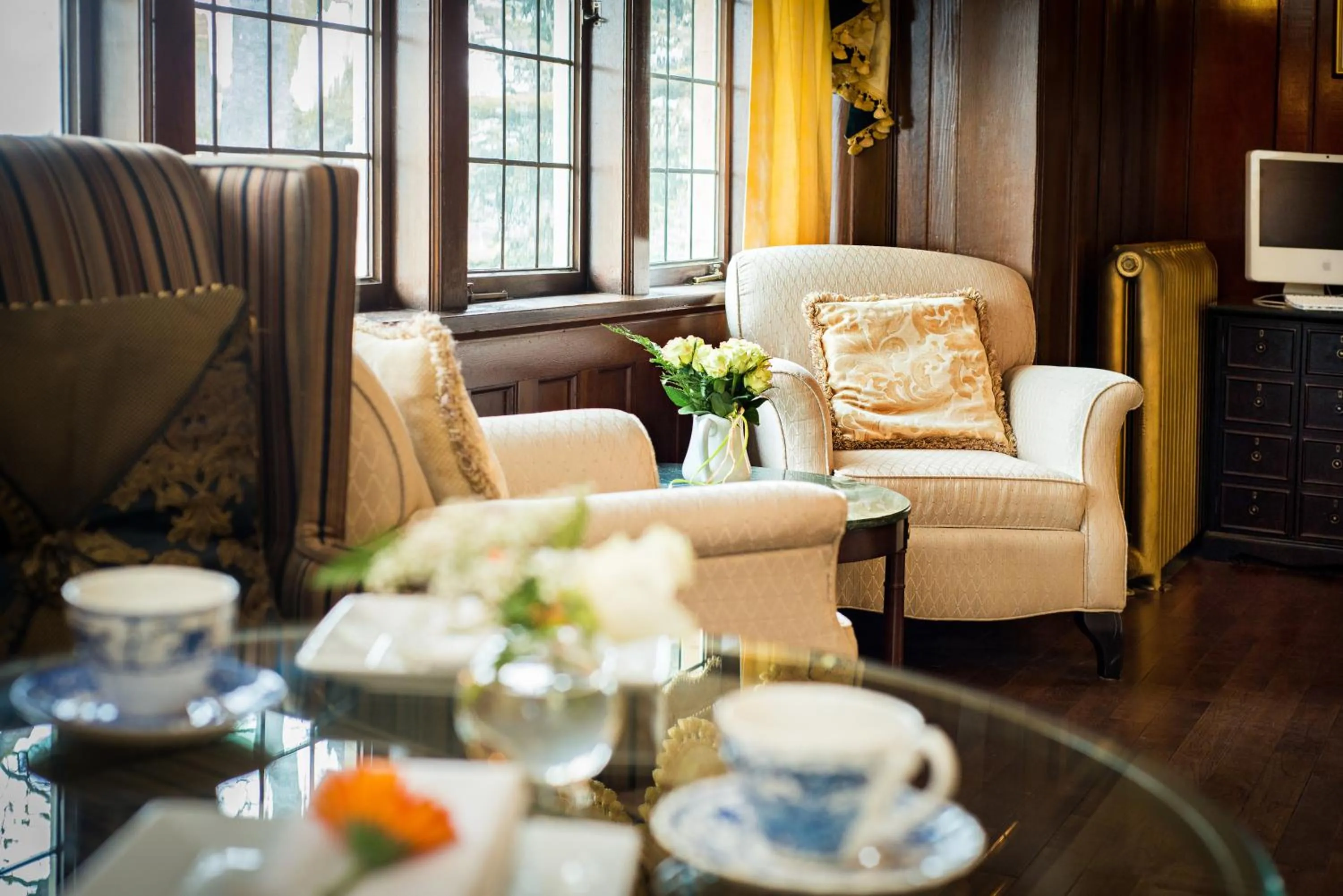 Library in The Craigmyle Inn