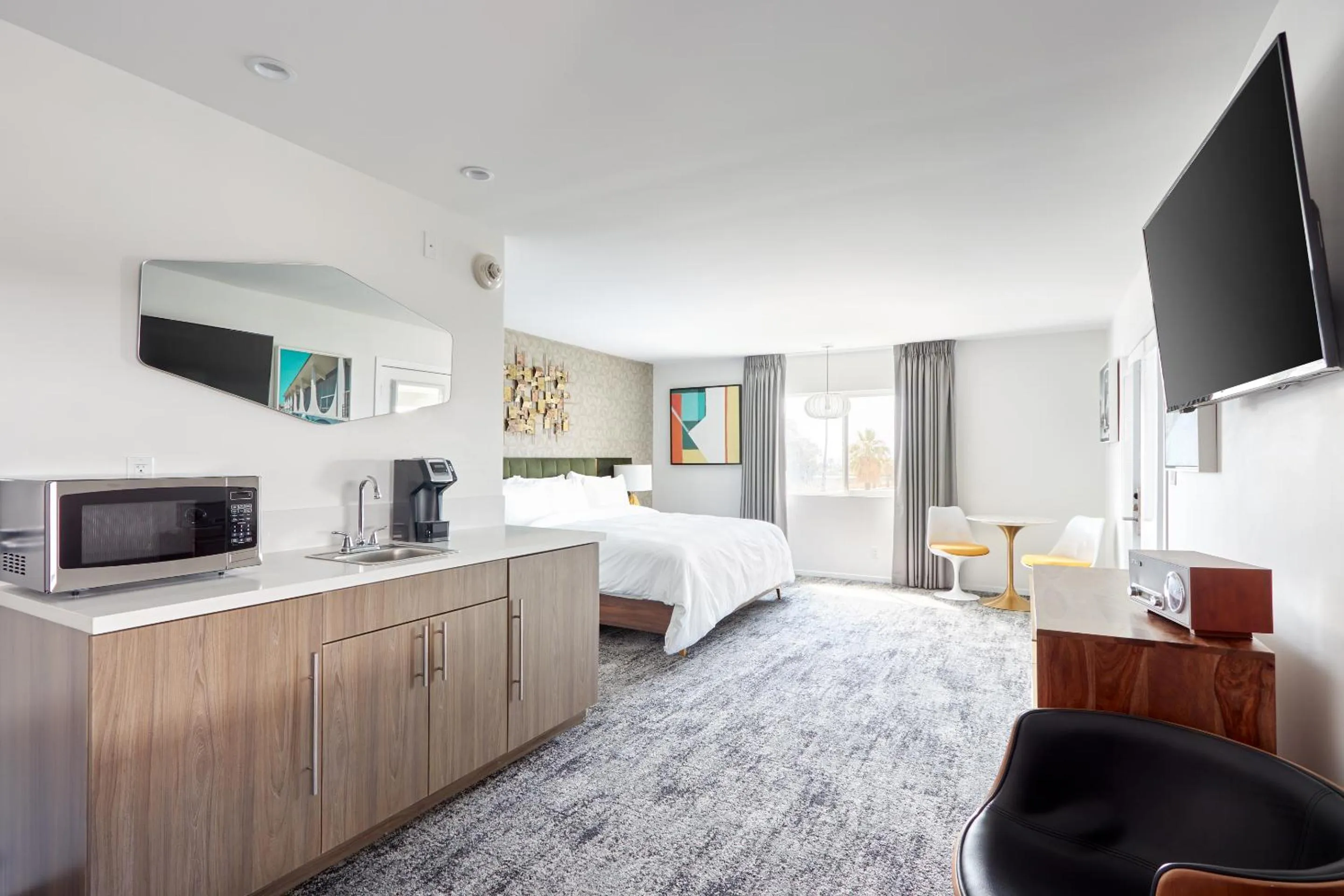 Communal lounge/ TV room, Bed in The Cole