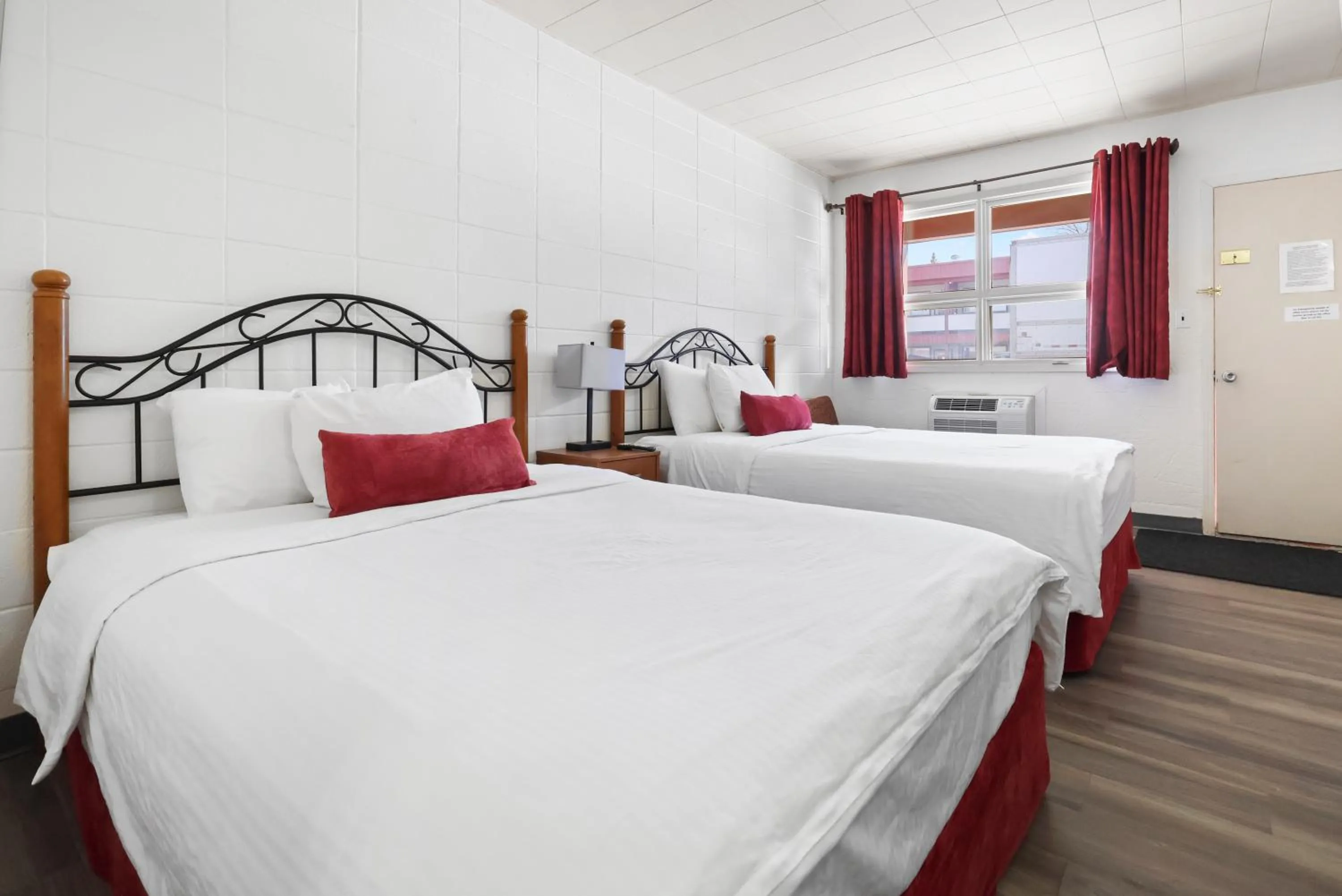 Bedroom, Bed in Dauphin Inn Express