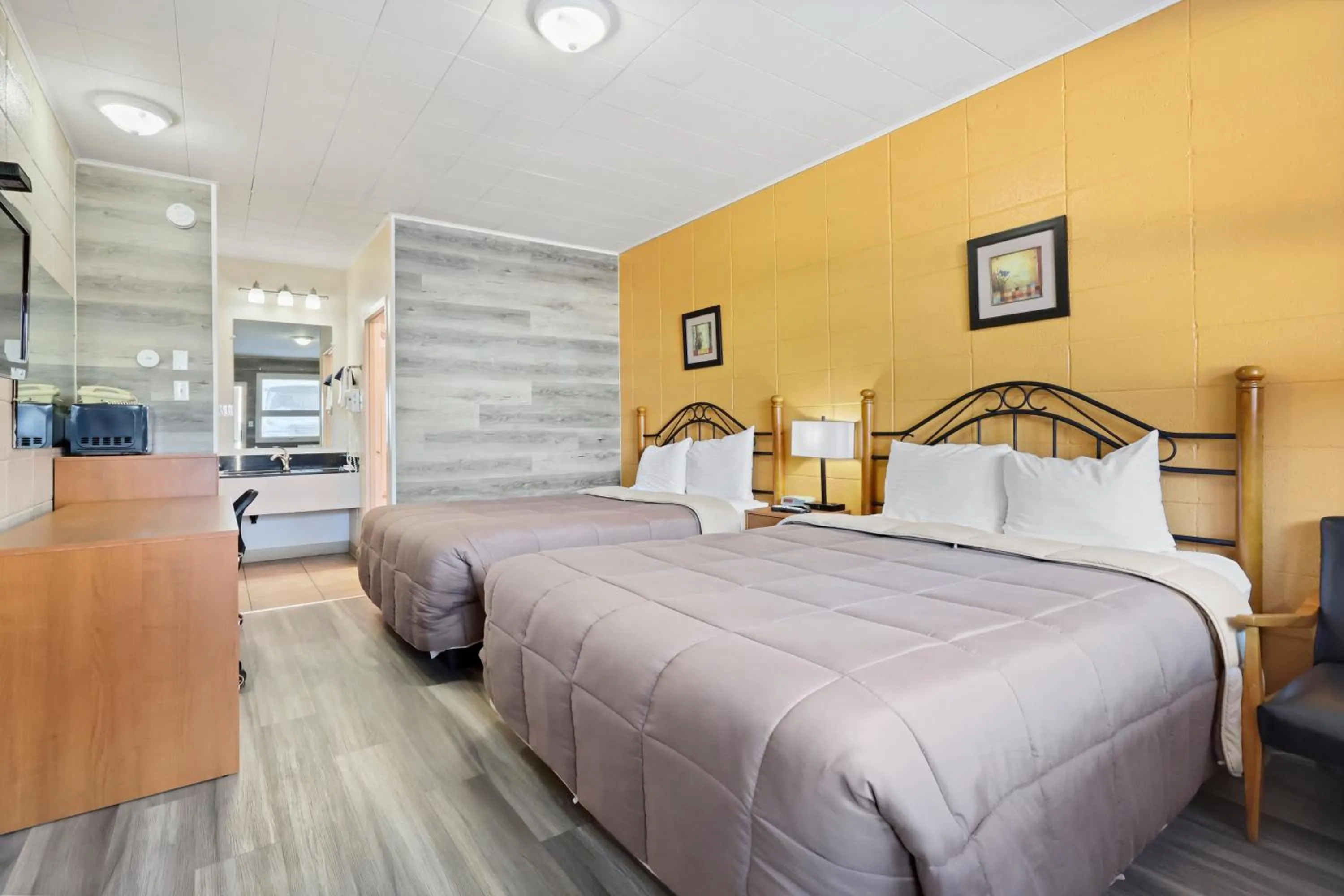 Photo of the whole room, Bed in Dauphin Inn Express