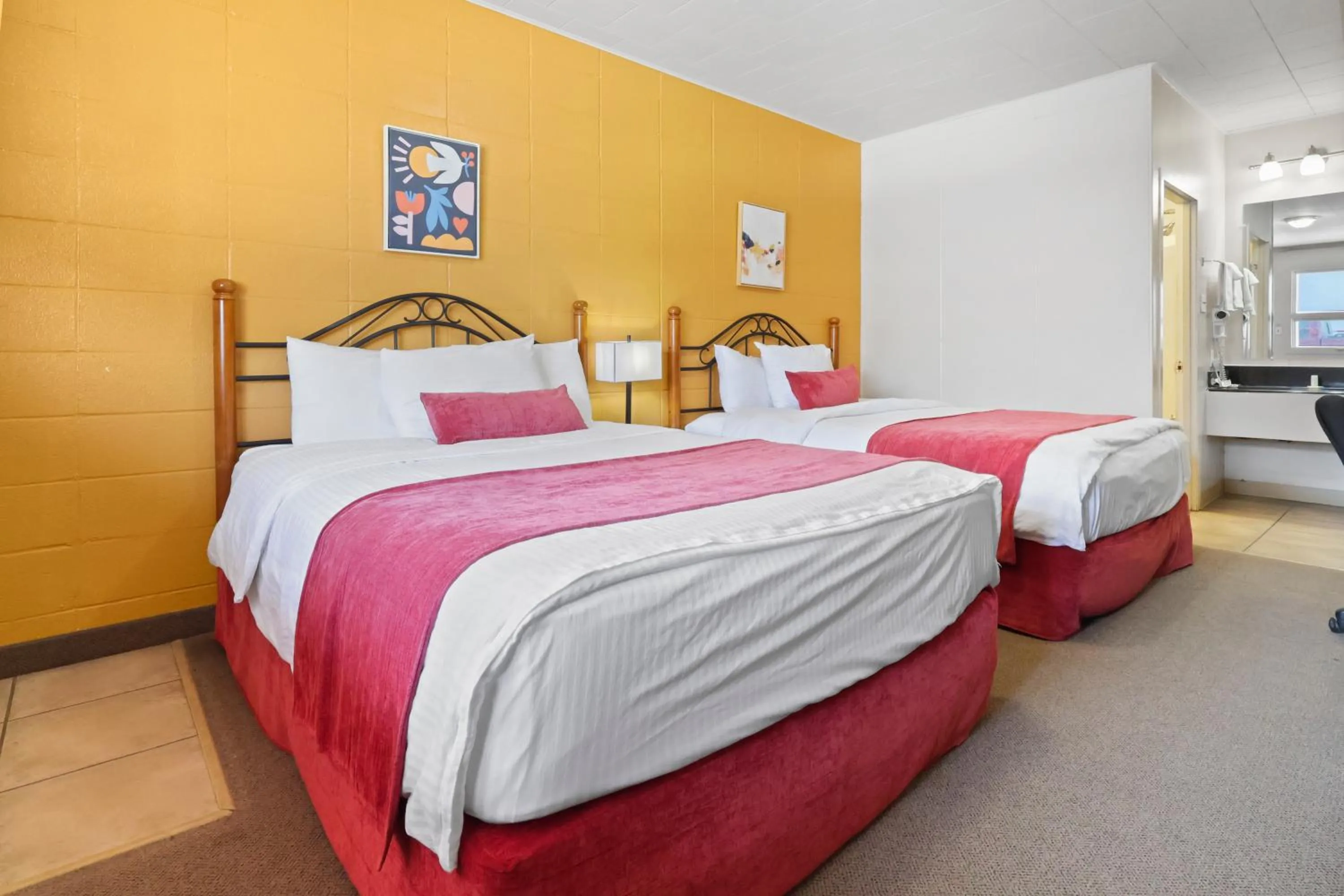 Photo of the whole room, Bed in Dauphin Inn Express