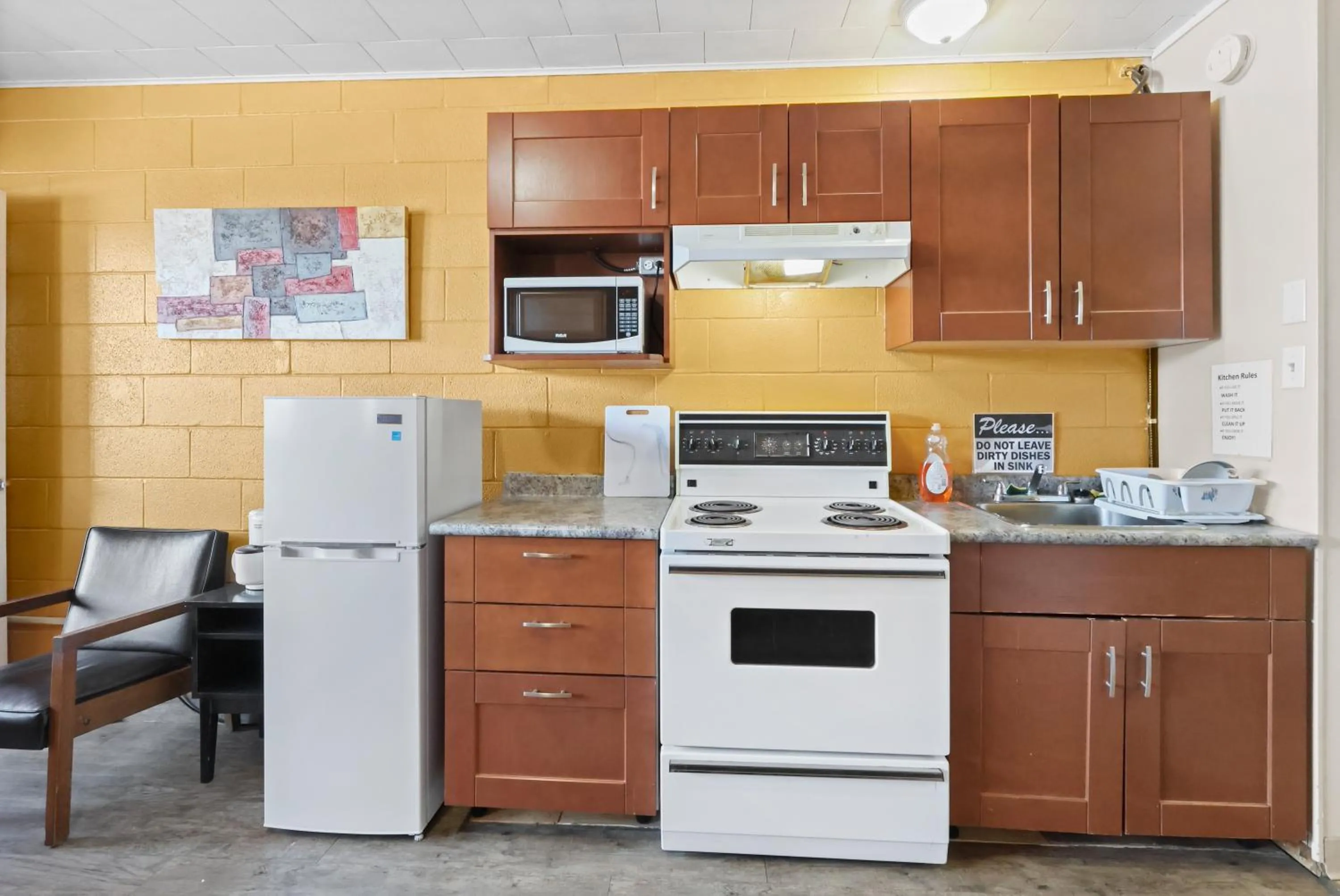 Kitchen or kitchenette in Dauphin Inn Express