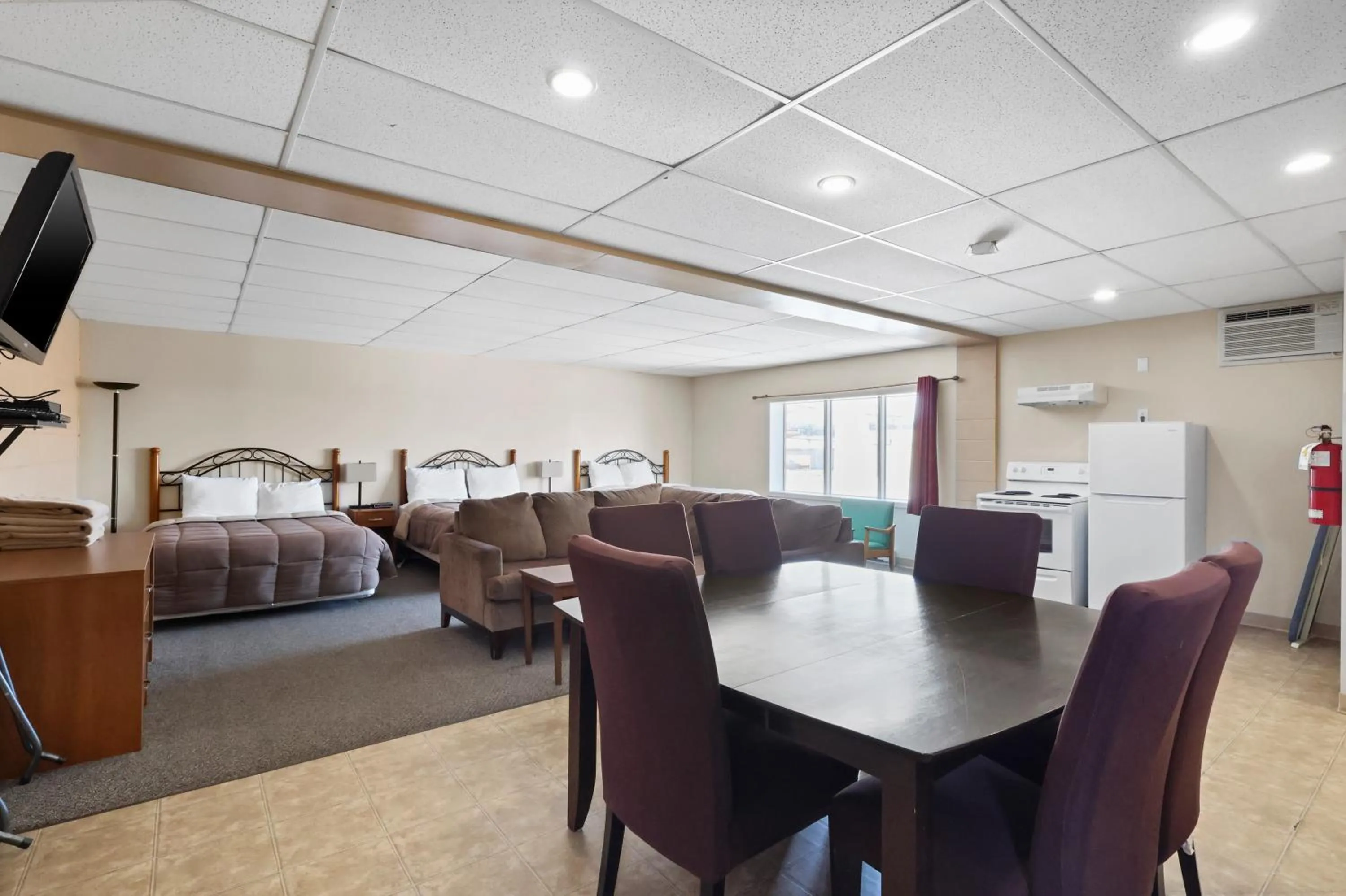 Living room, Bed in Dauphin Inn Express