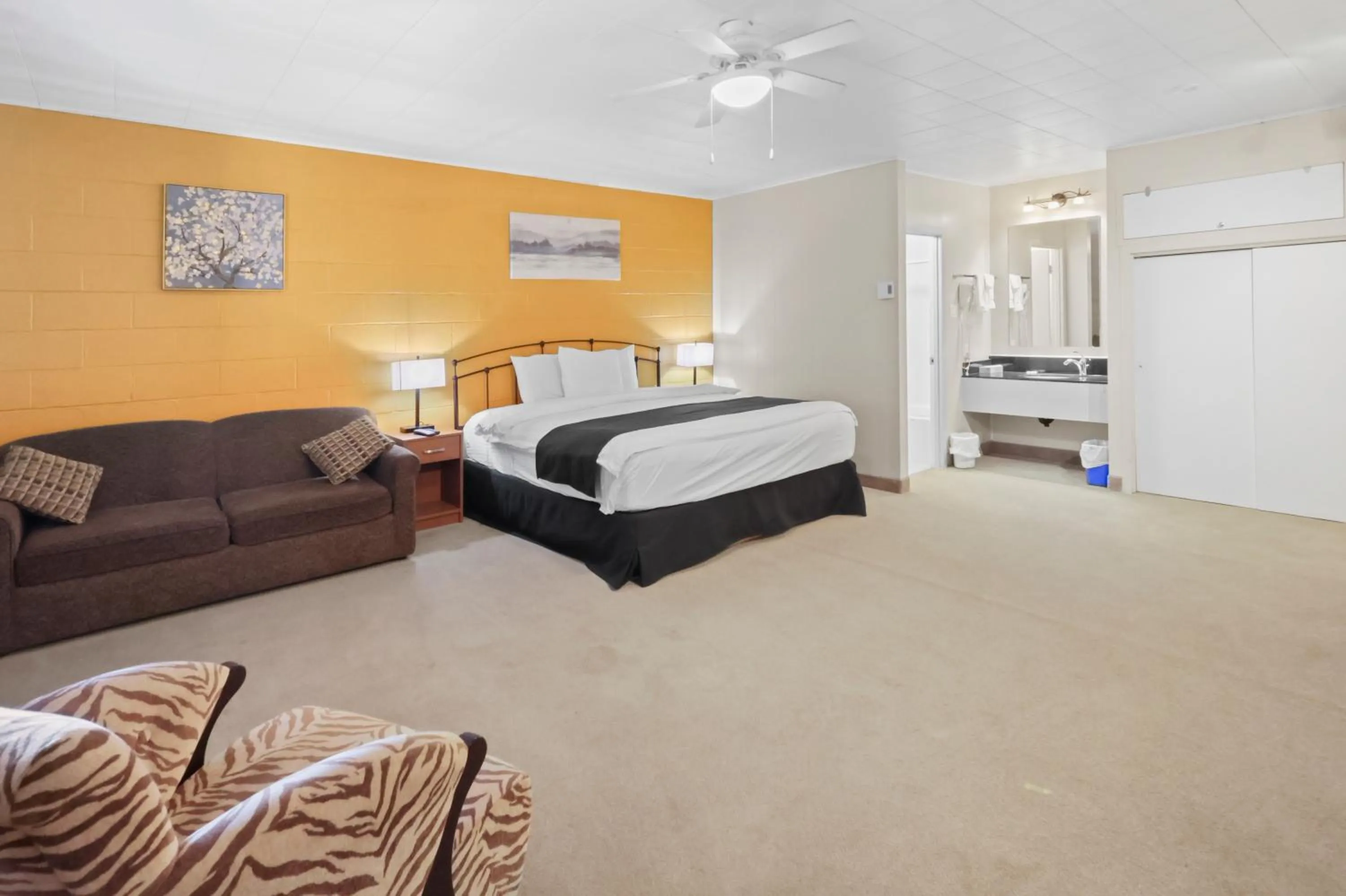 Photo of the whole room, Bed in Dauphin Inn Express