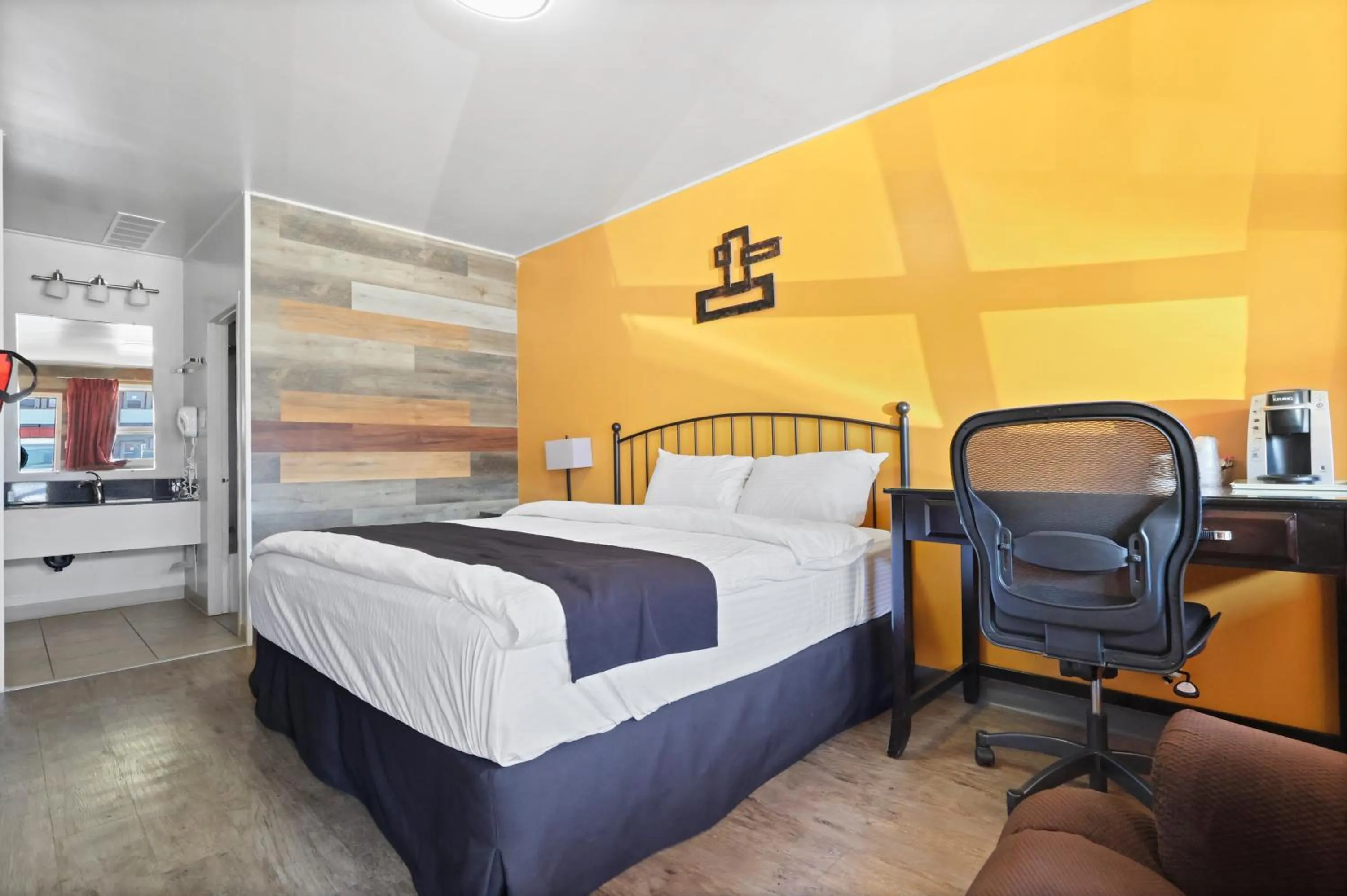 Photo of the whole room, Bed in Dauphin Inn Express