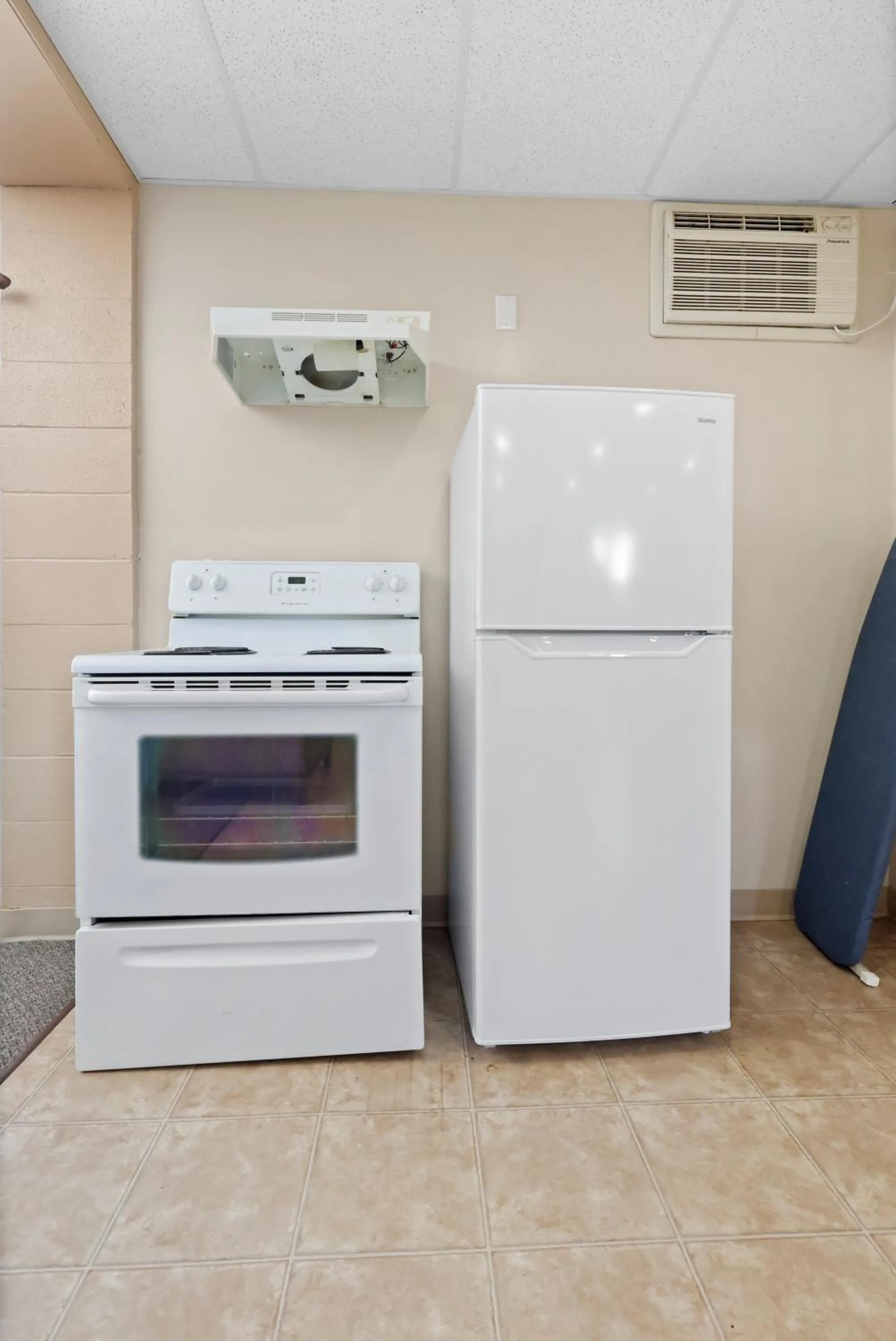 Kitchen or kitchenette in Dauphin Inn Express