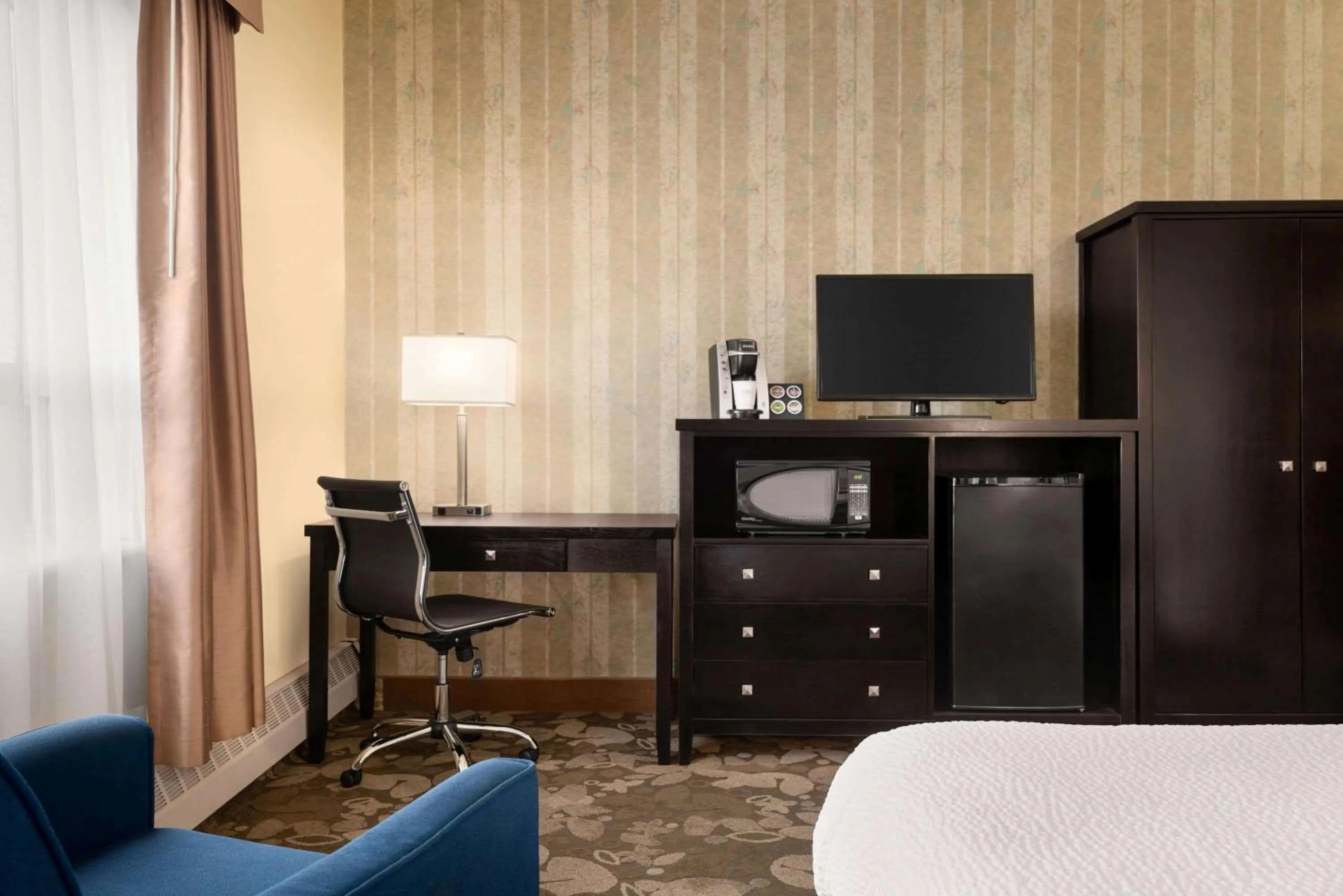 Photo of the whole room, Bed in Nova Inn Yellowknife