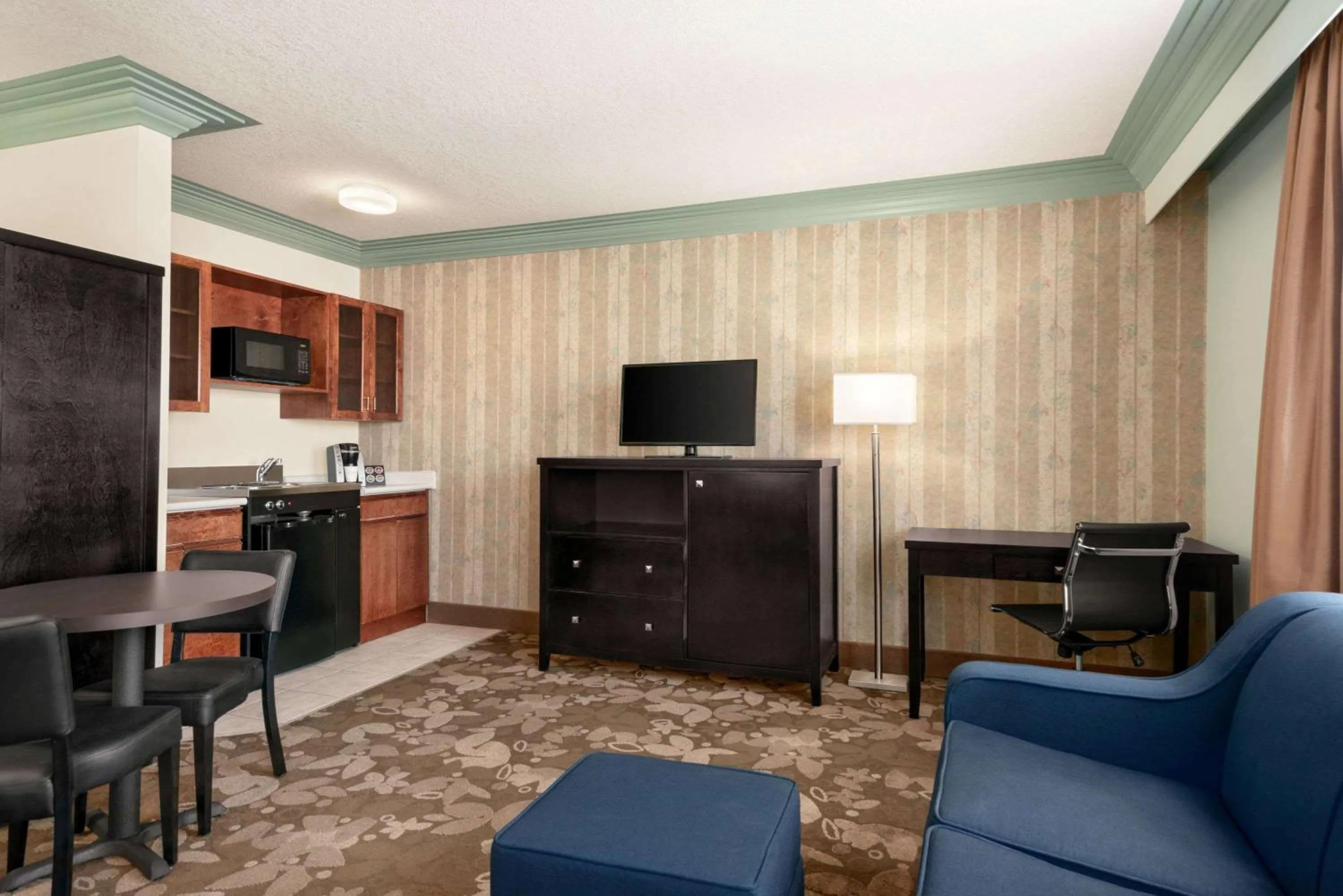 Living room in Nova Inn Yellowknife