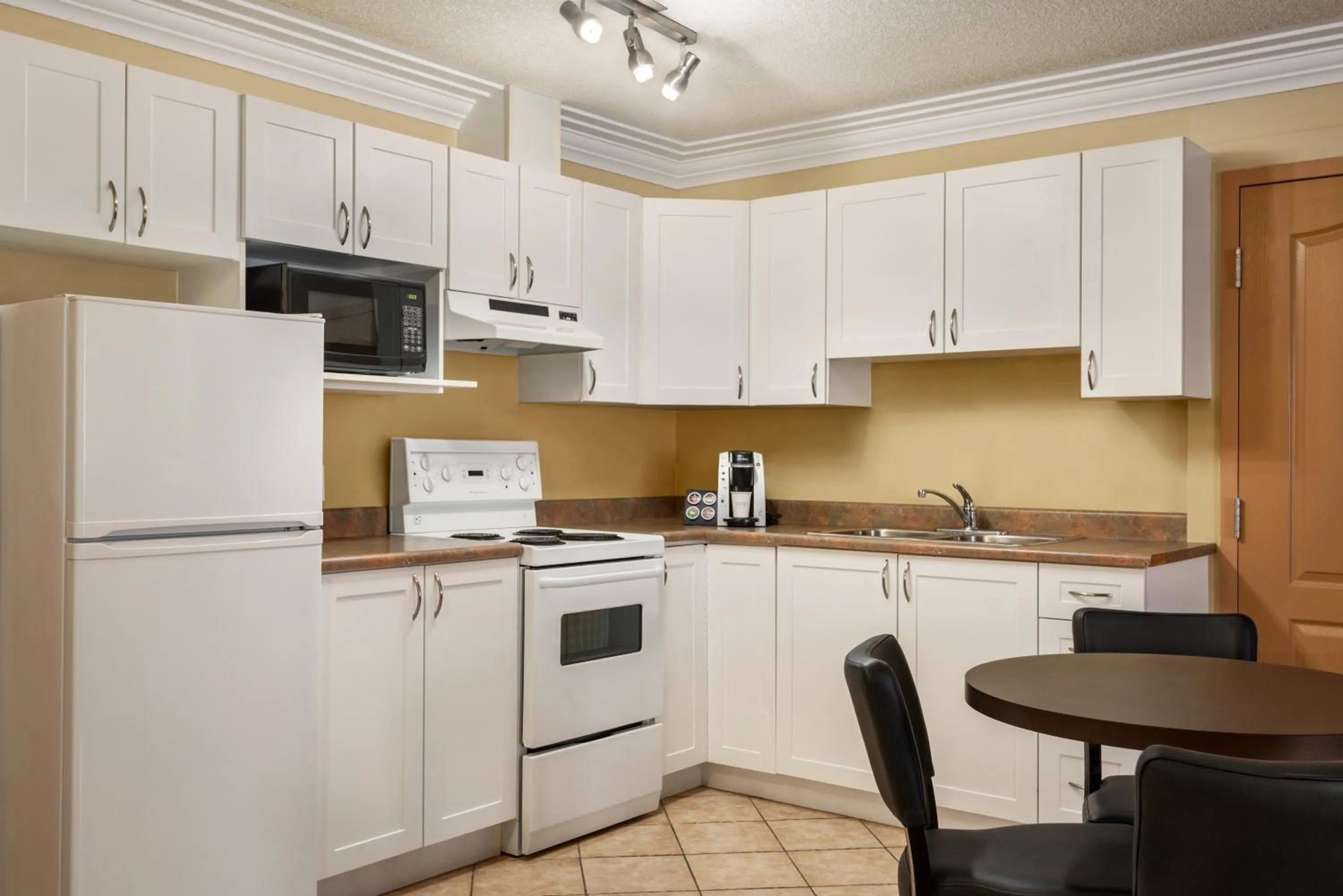 Kitchen or kitchenette in Nova Inn Yellowknife