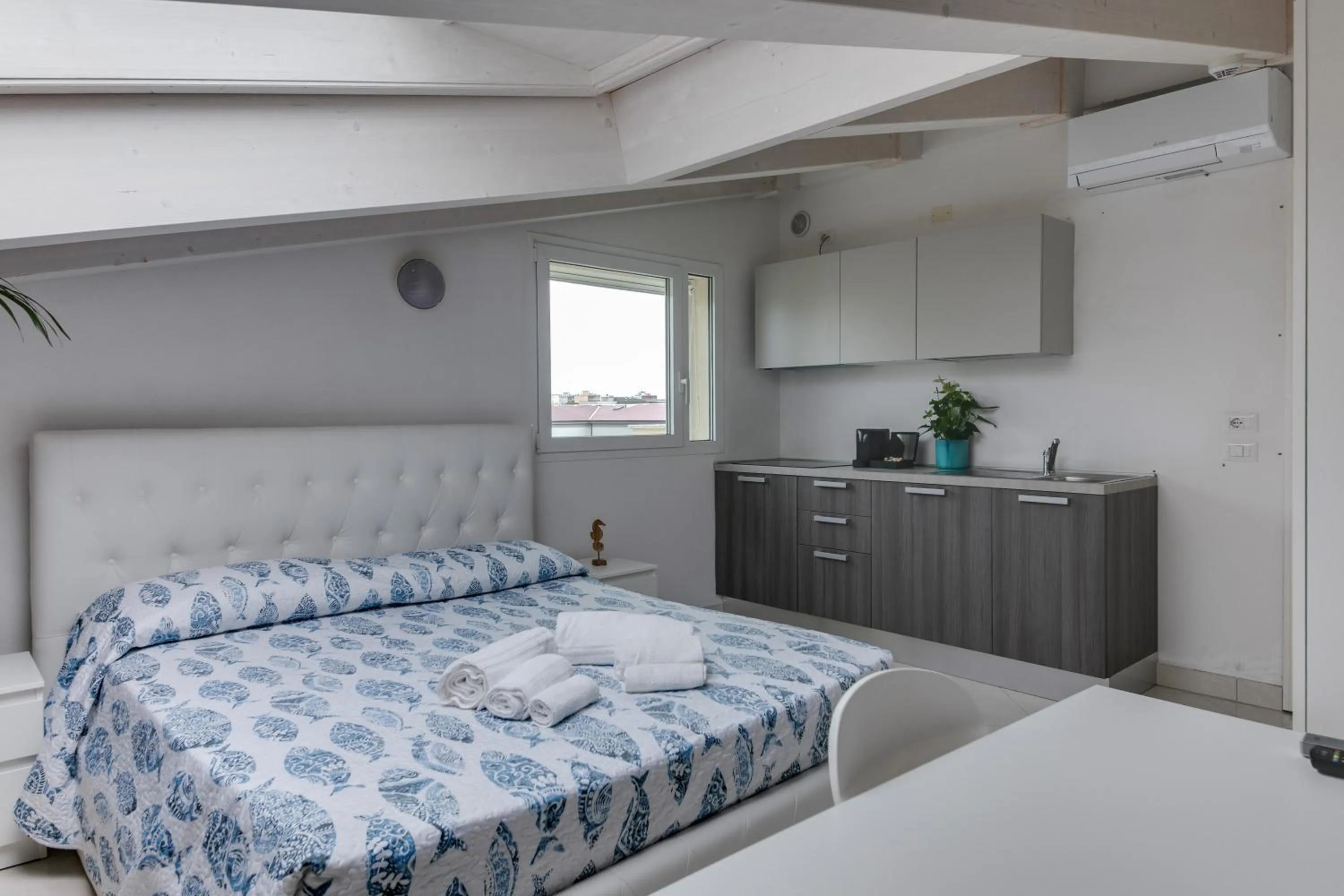 Kitchen or kitchenette, Bed in Mansarda Diamanti - Siroli Collection