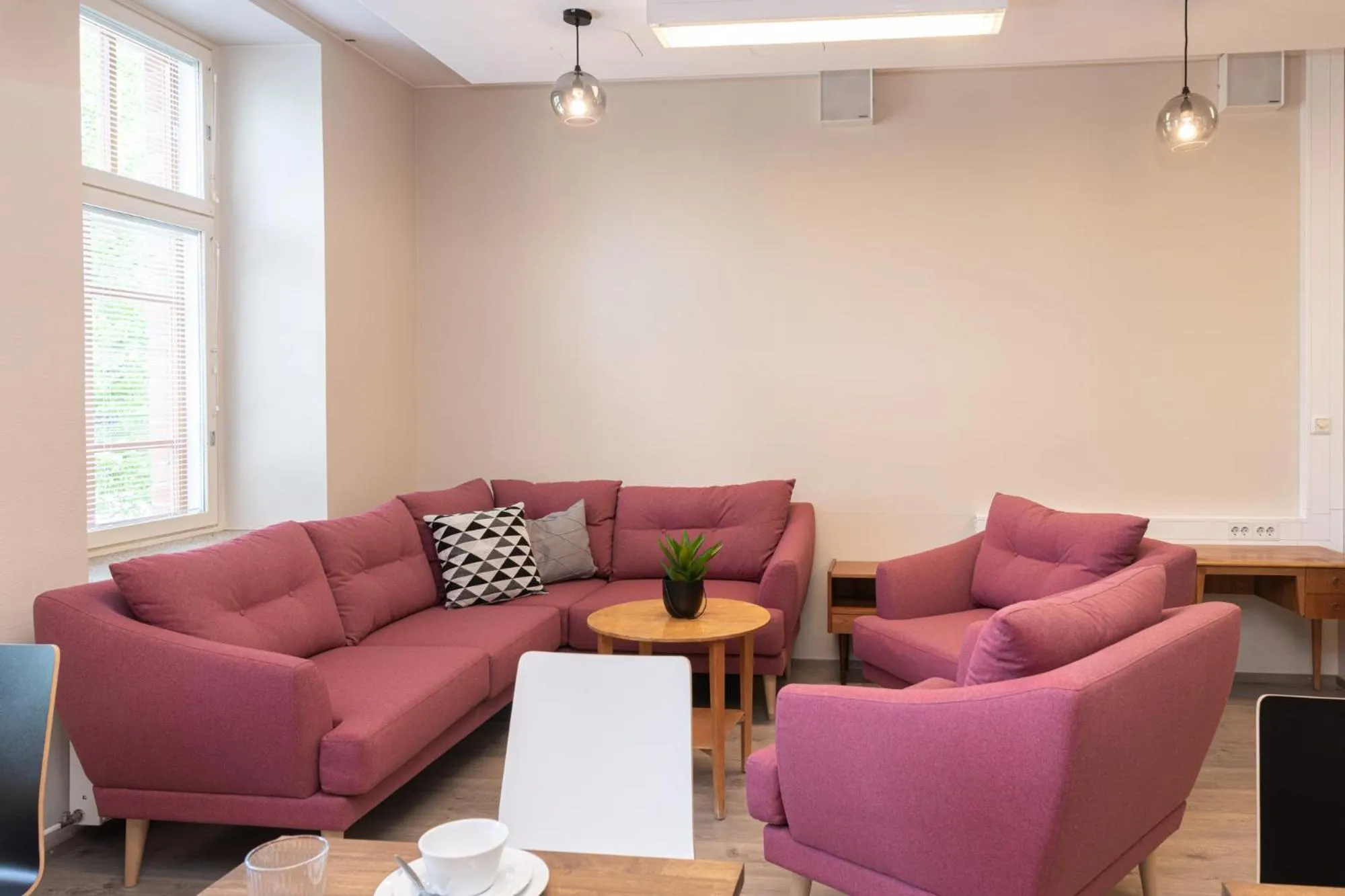 Communal lounge/ TV room in Hotelli Rakuuna