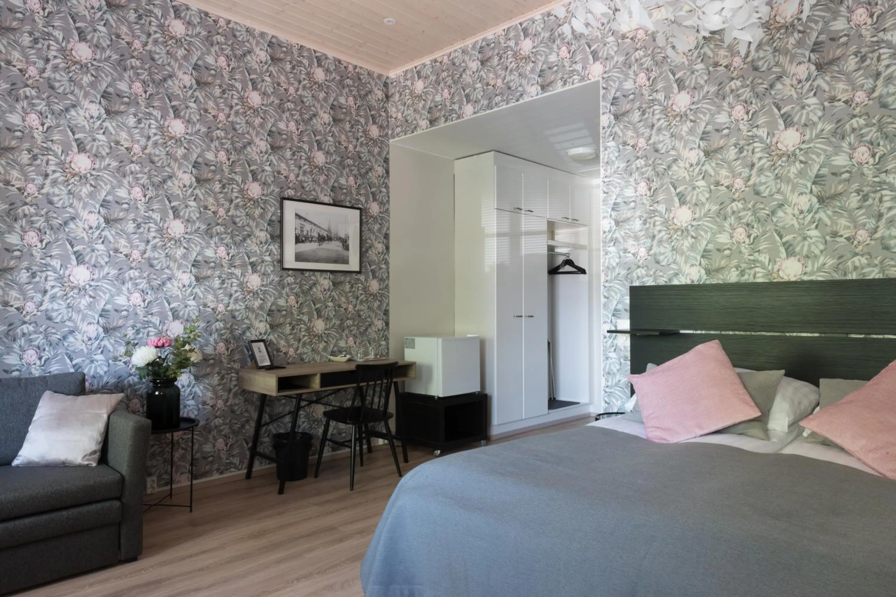 Photo of the whole room, Bed in Hotelli Rakuuna