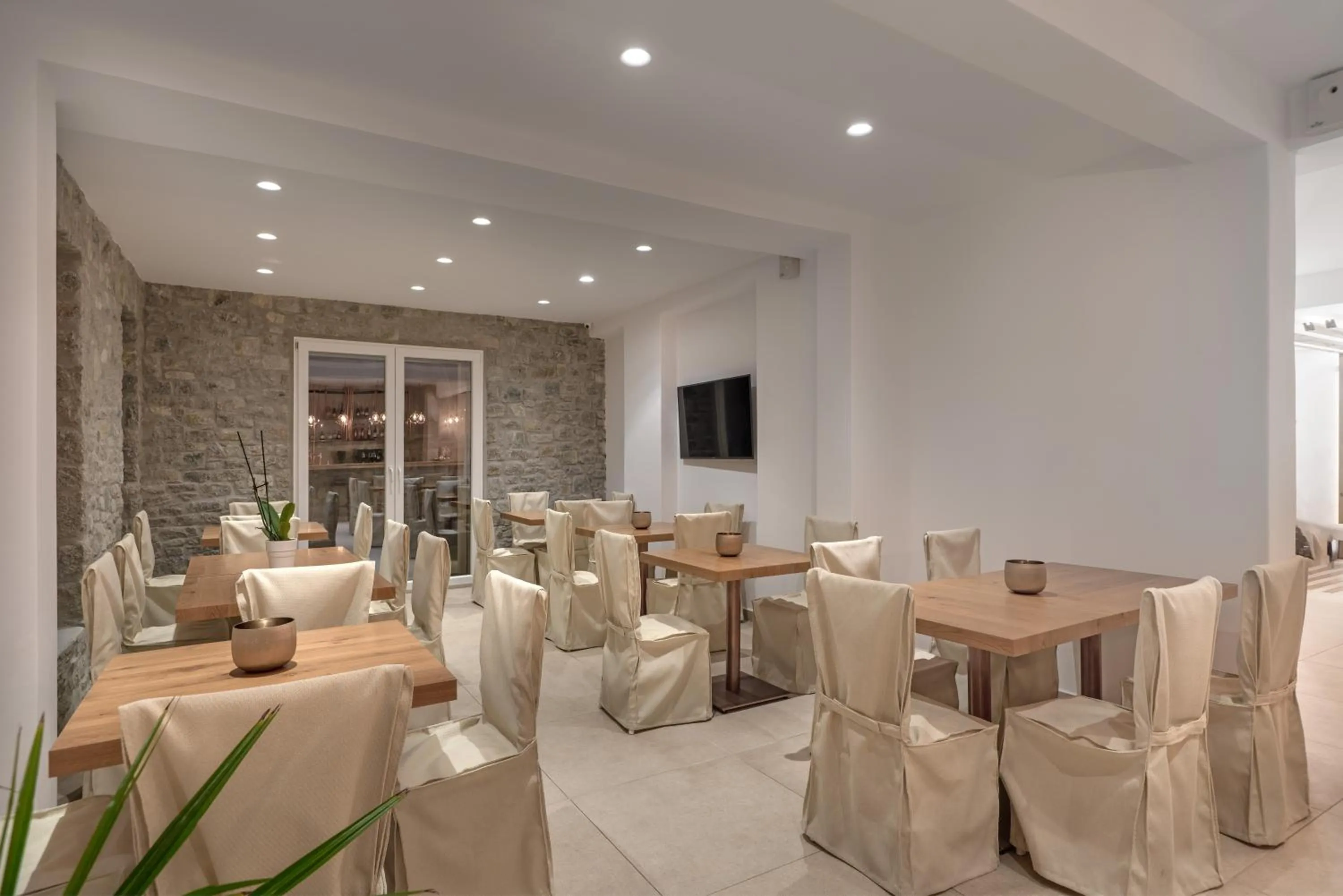Restaurant/places to eat in Omnia Mykonos Boutique Hotel & Suites
