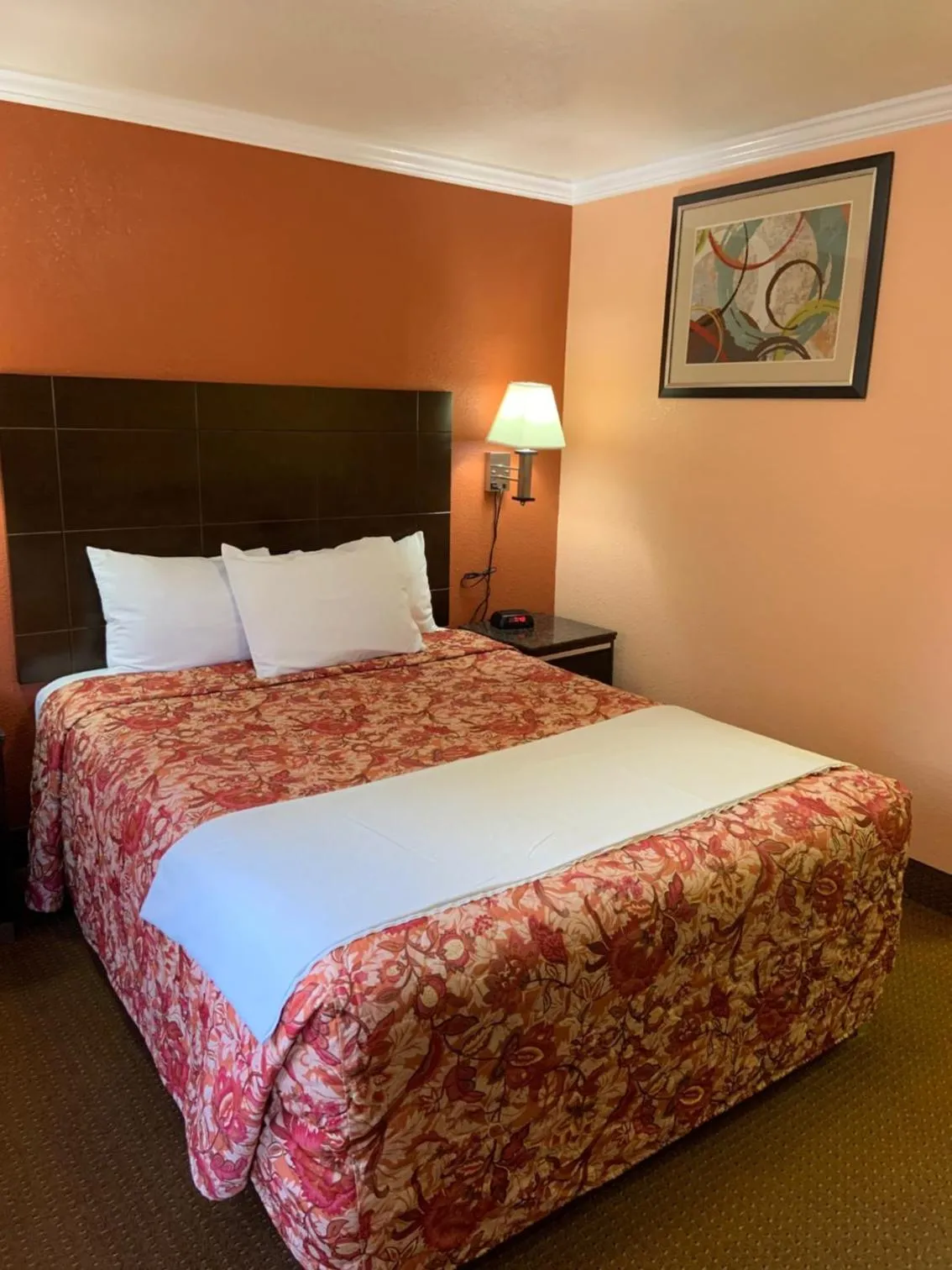 Photo of the whole room, Bed in Budget Motel
