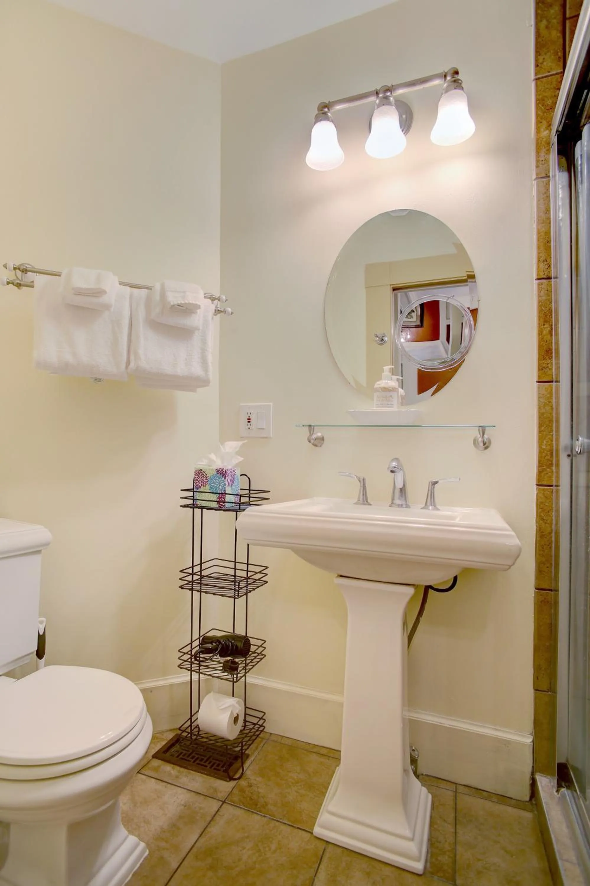 Bathroom in Azalea Inn and Villas