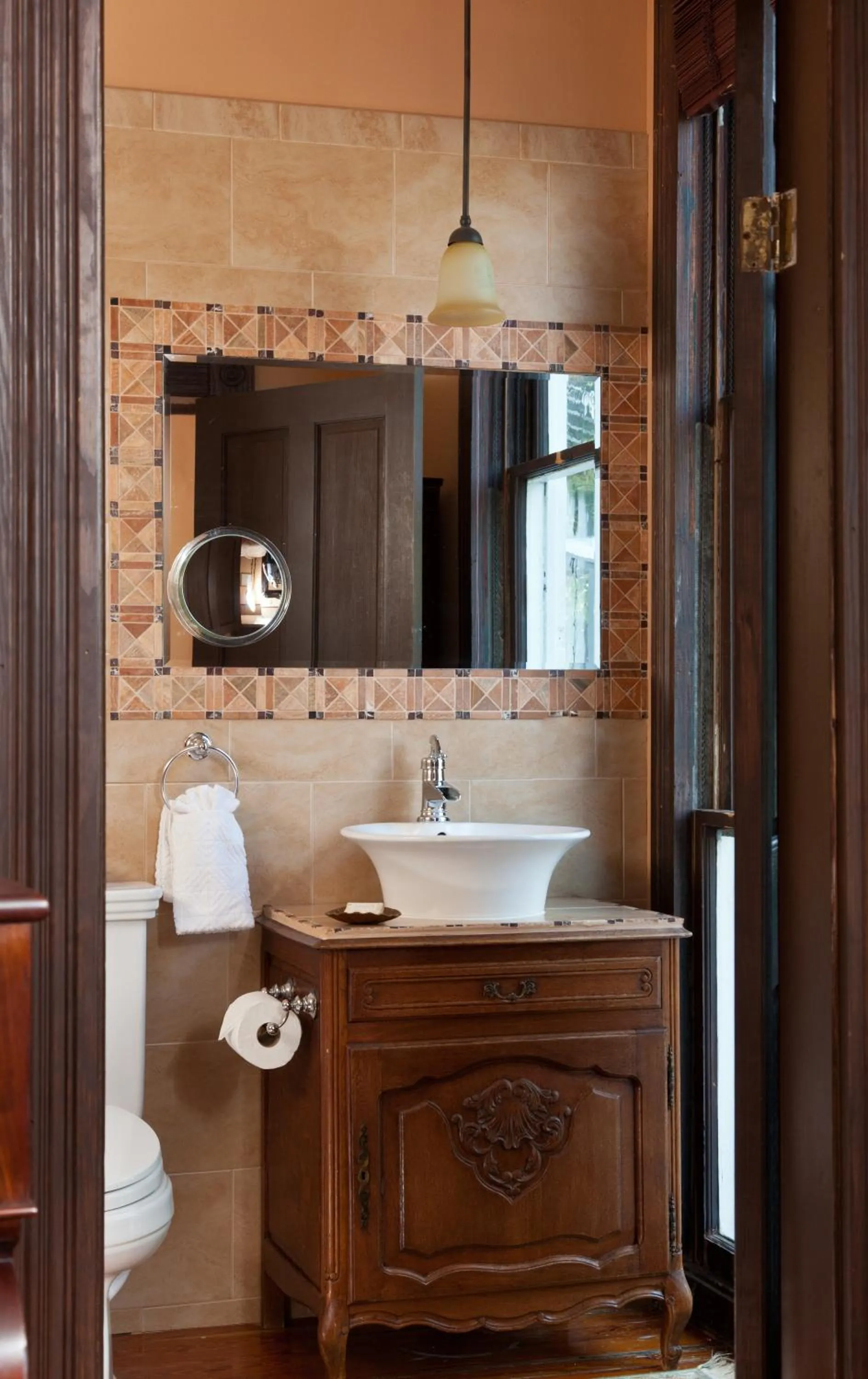 Bathroom in Azalea Inn and Villas
