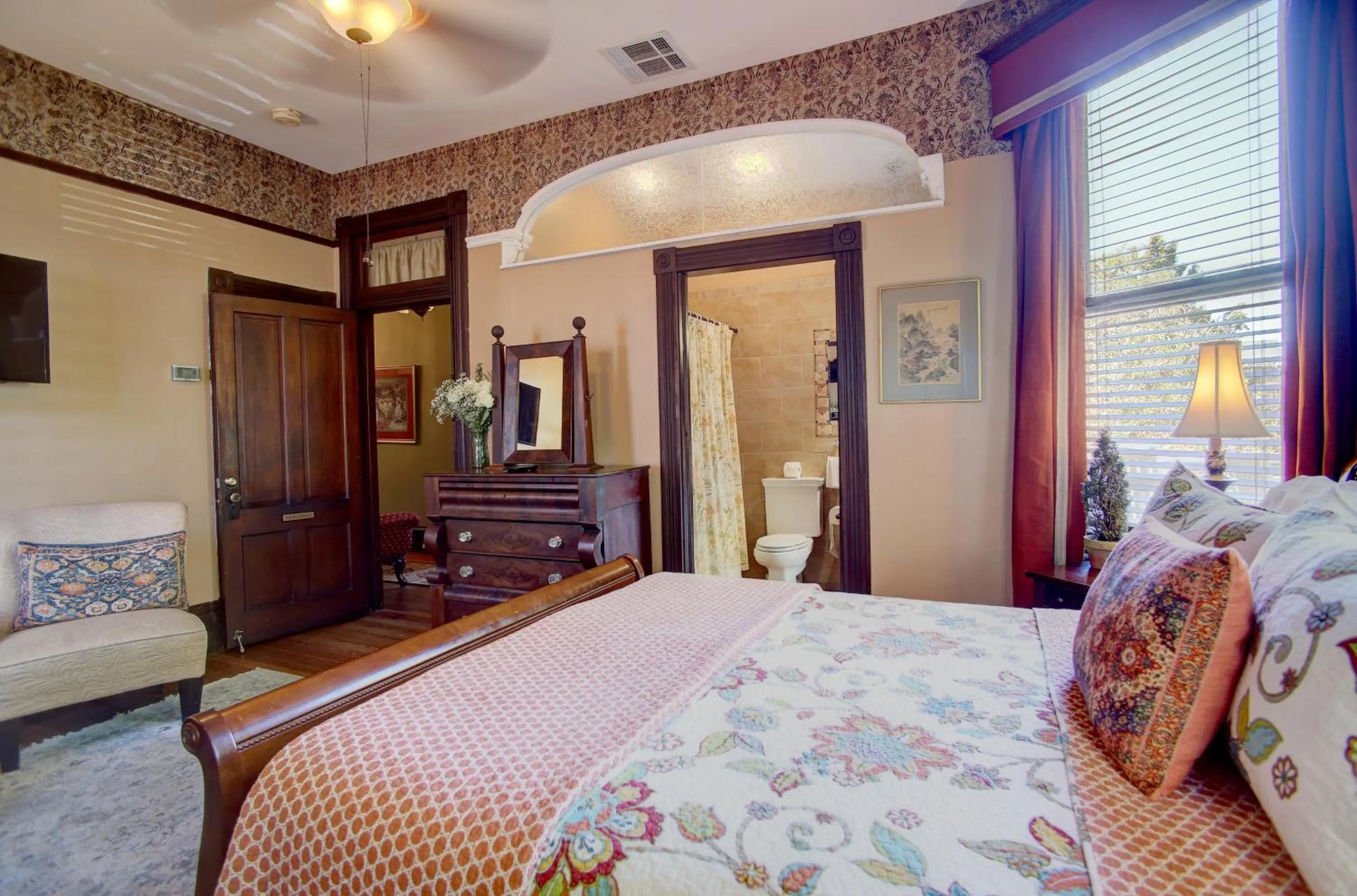 Bedroom, Bed in Azalea Inn and Villas