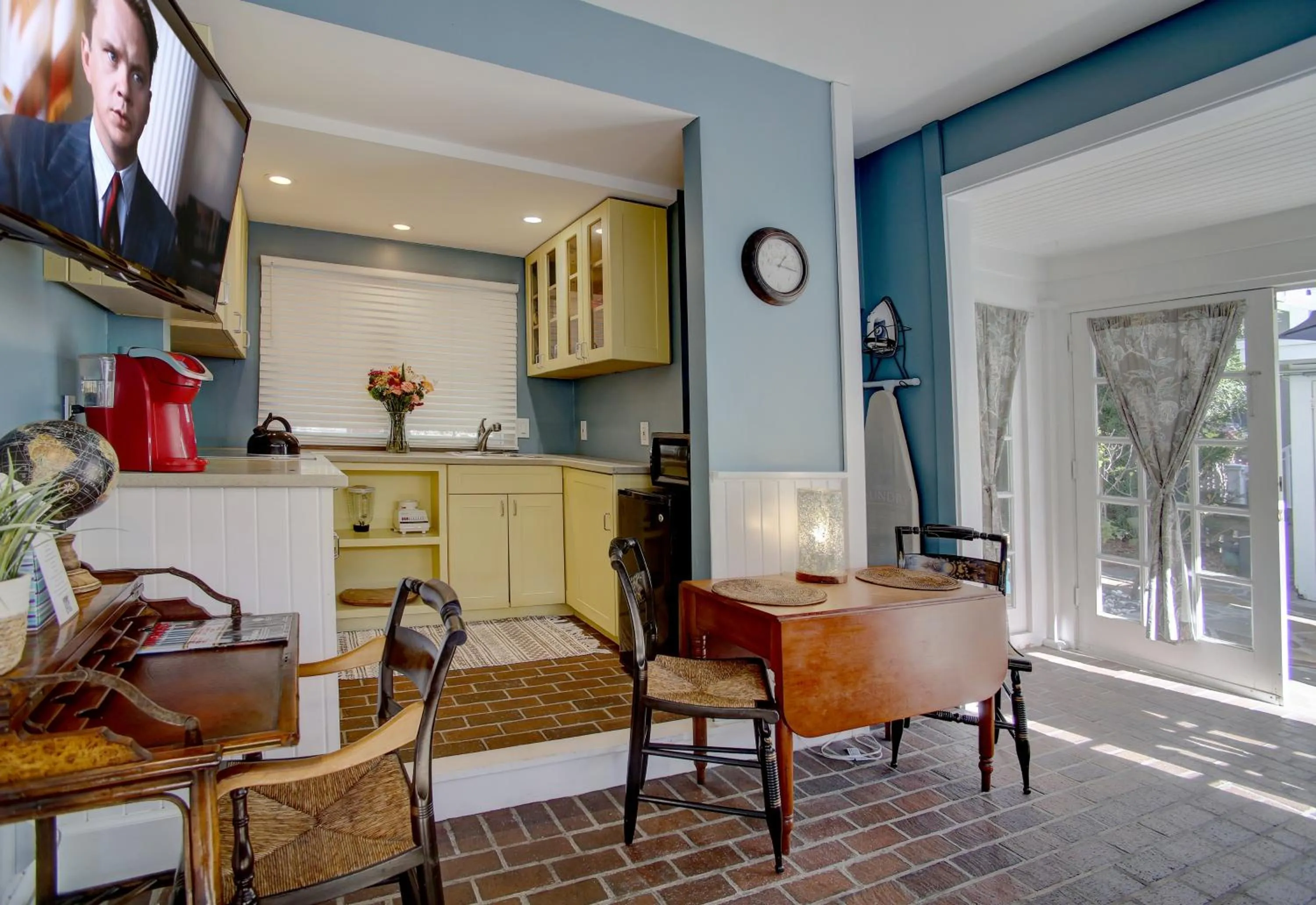 Seating area in Azalea Inn and Villas