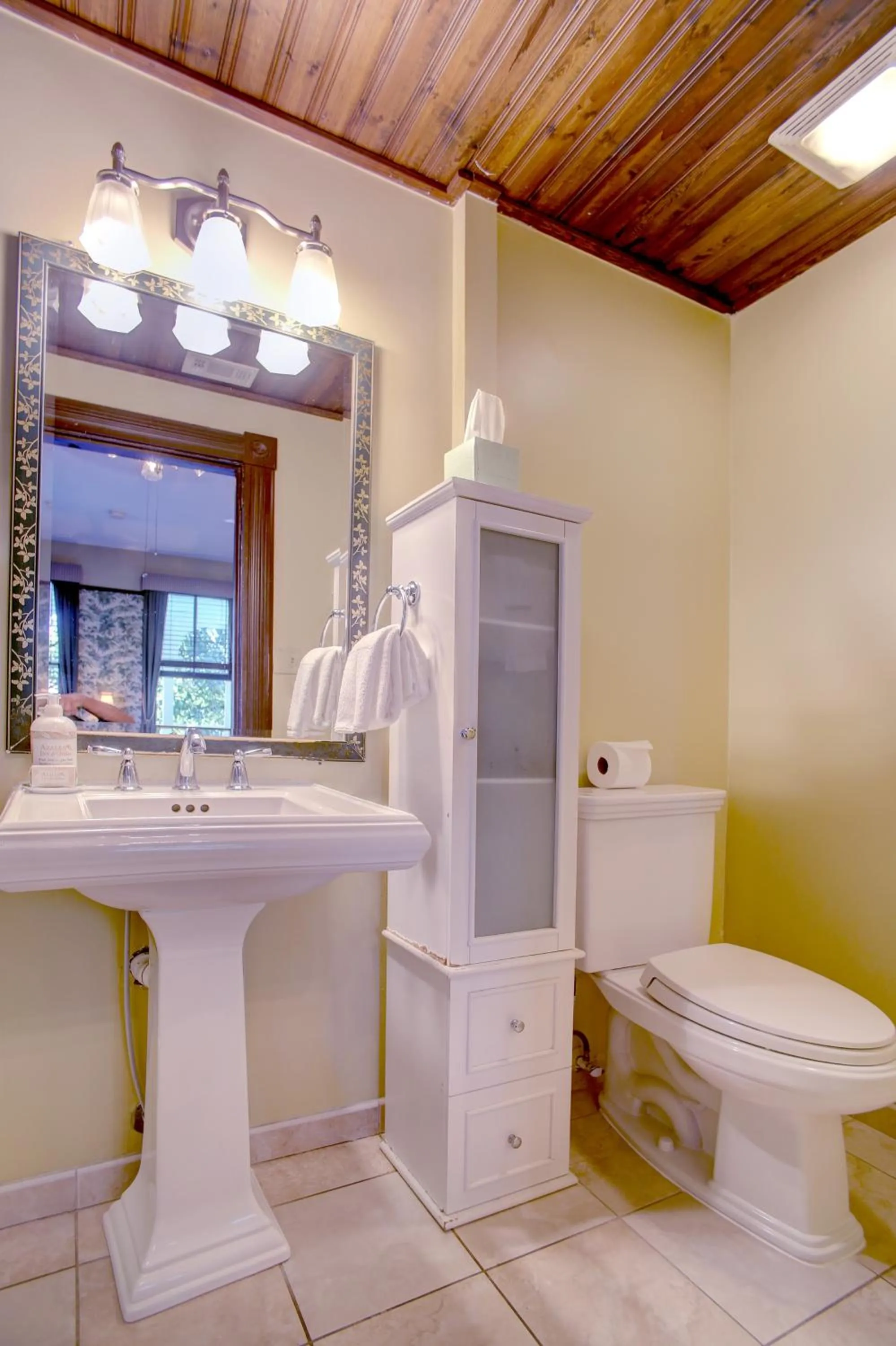 Bathroom in Azalea Inn and Villas