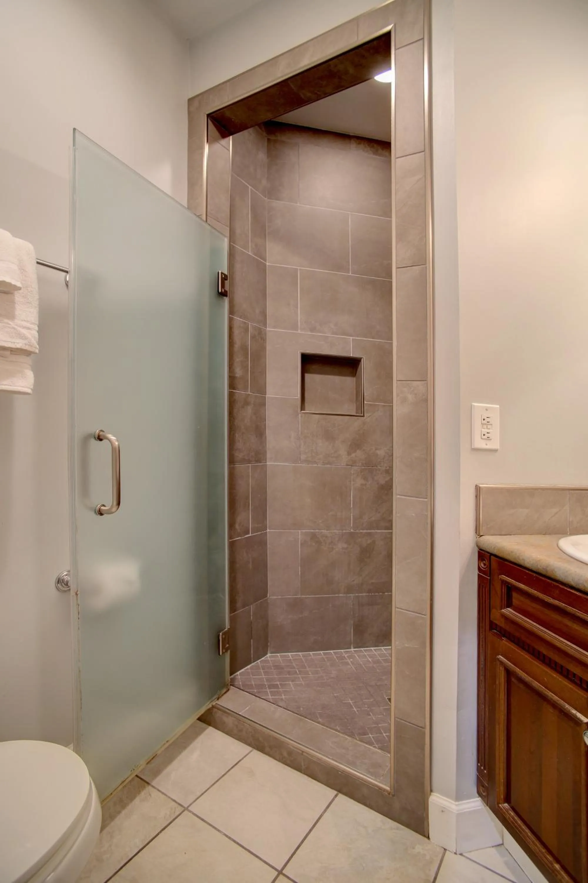 Bathroom in Azalea Inn and Villas