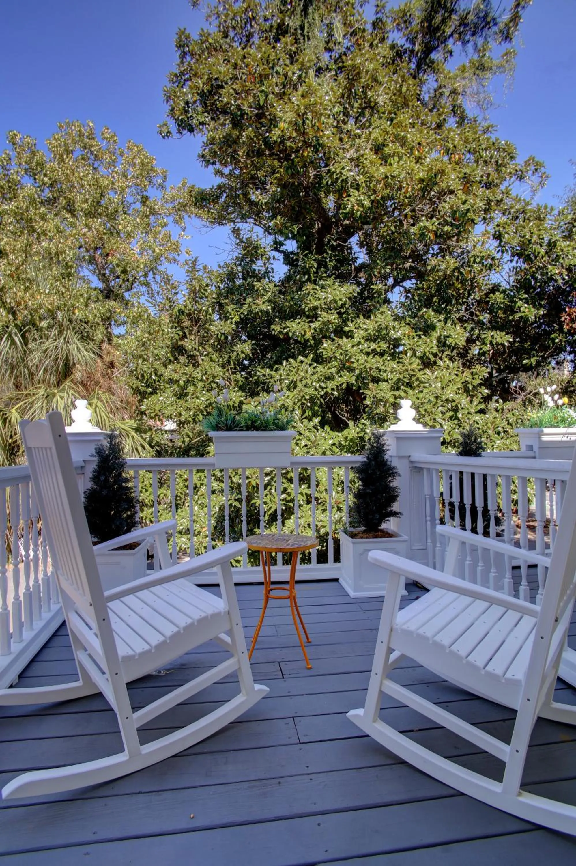 Patio in Azalea Inn and Villas