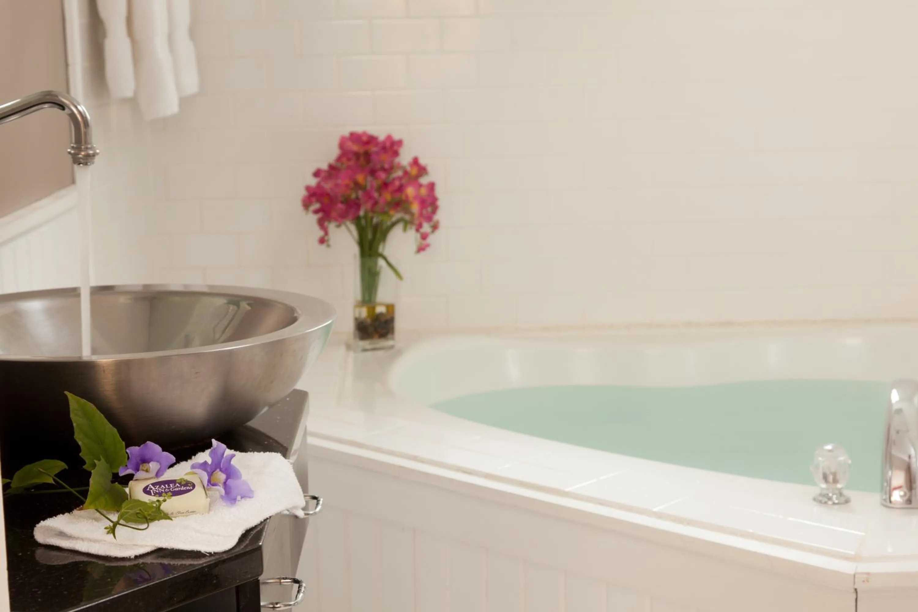 Bathroom in Azalea Inn and Villas