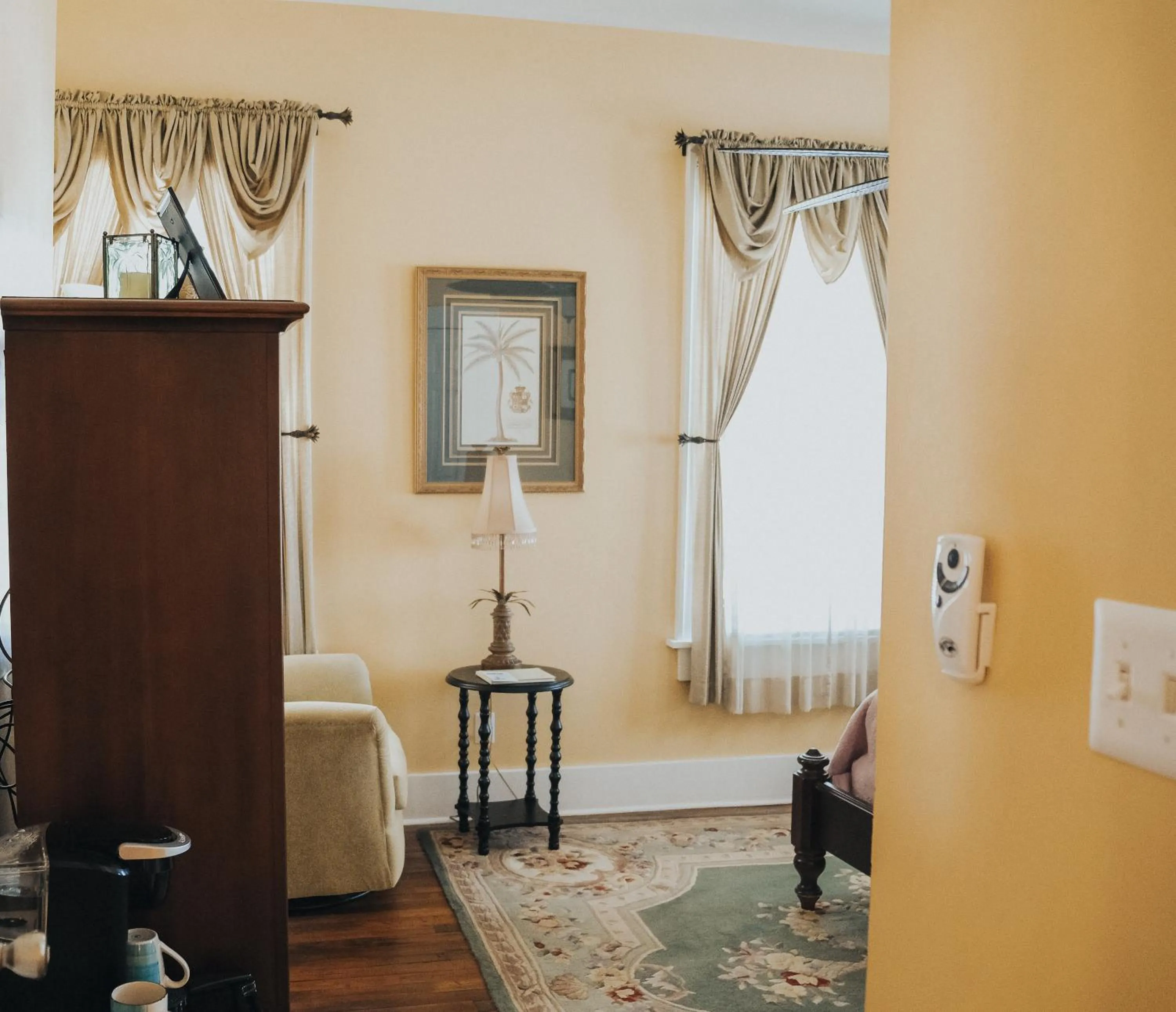 Property building in Green Palm Inn