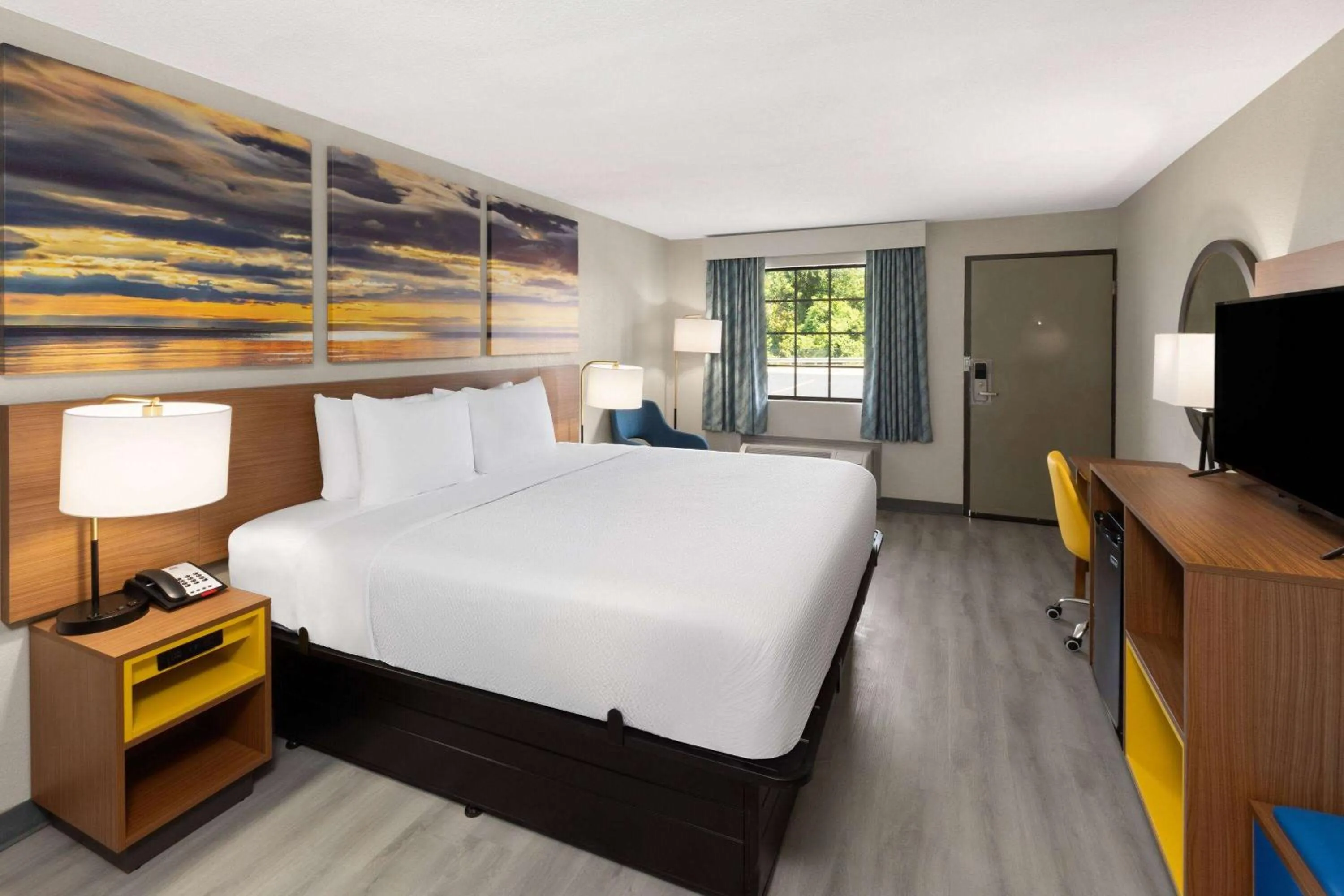 Photo of the whole room, Bed in Days Inn & Suites by Wyndham Vicksburg