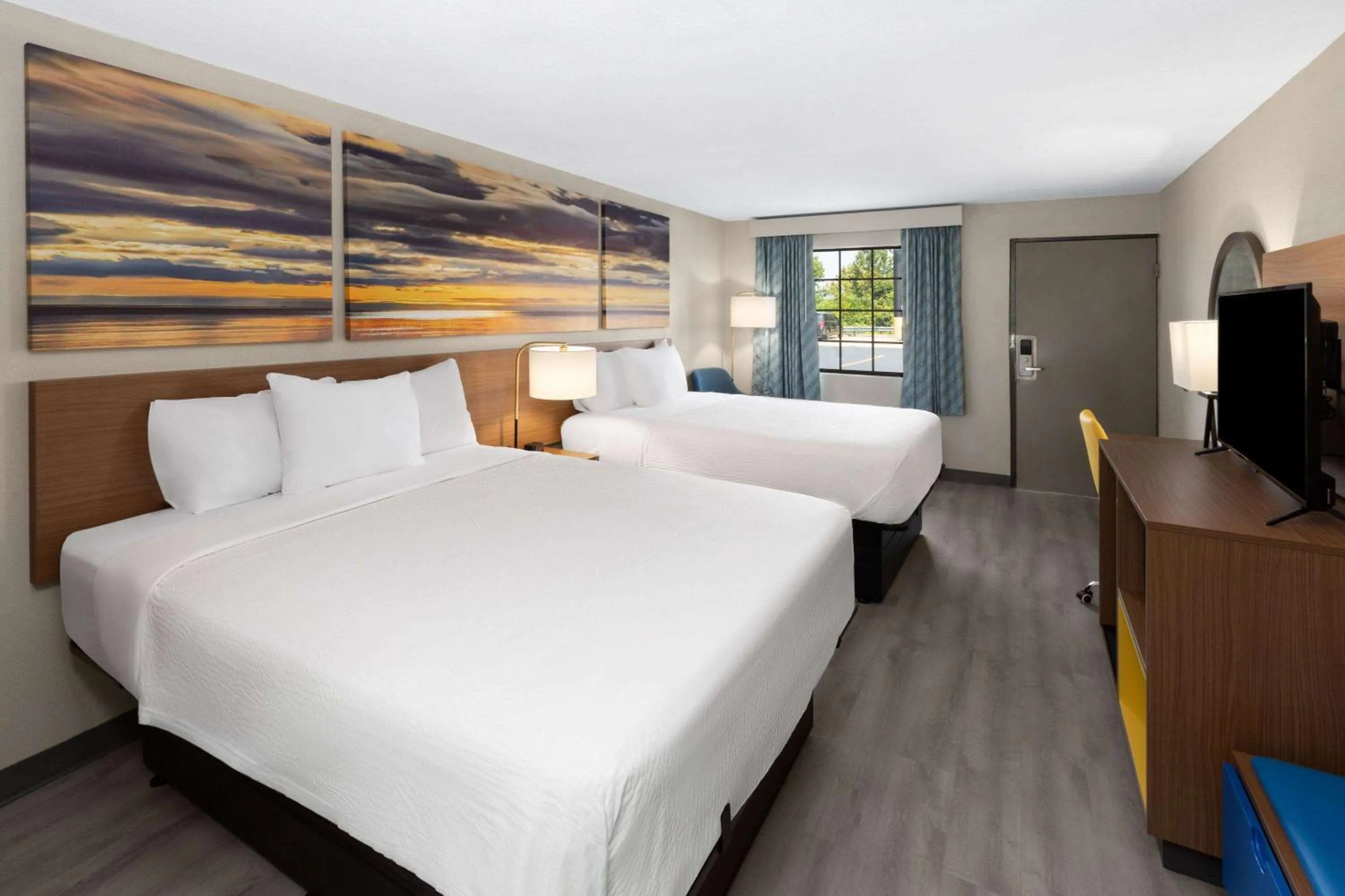 Photo of the whole room, Bed in Days Inn & Suites by Wyndham Vicksburg