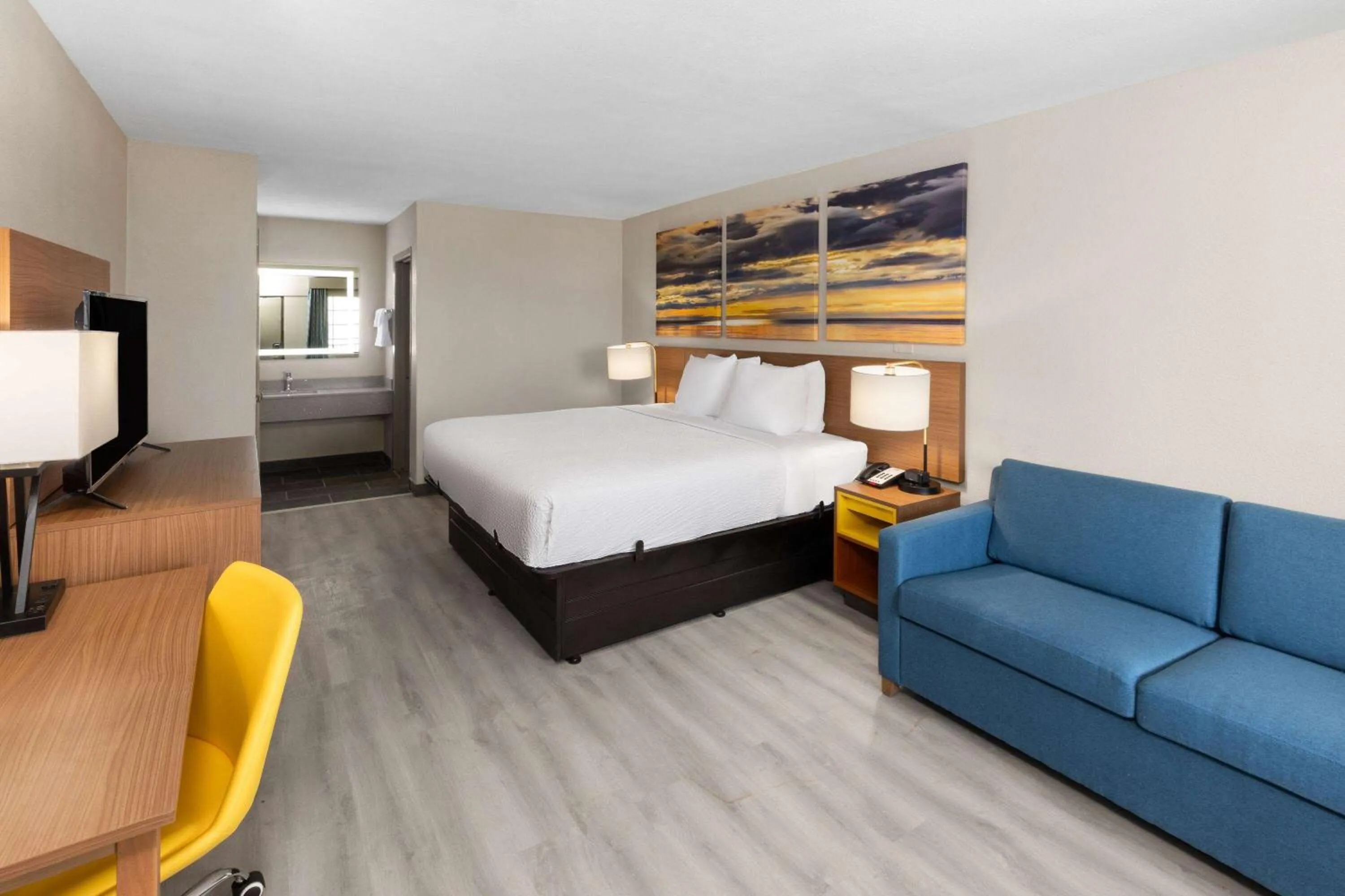 Photo of the whole room, Bed in Days Inn & Suites by Wyndham Vicksburg