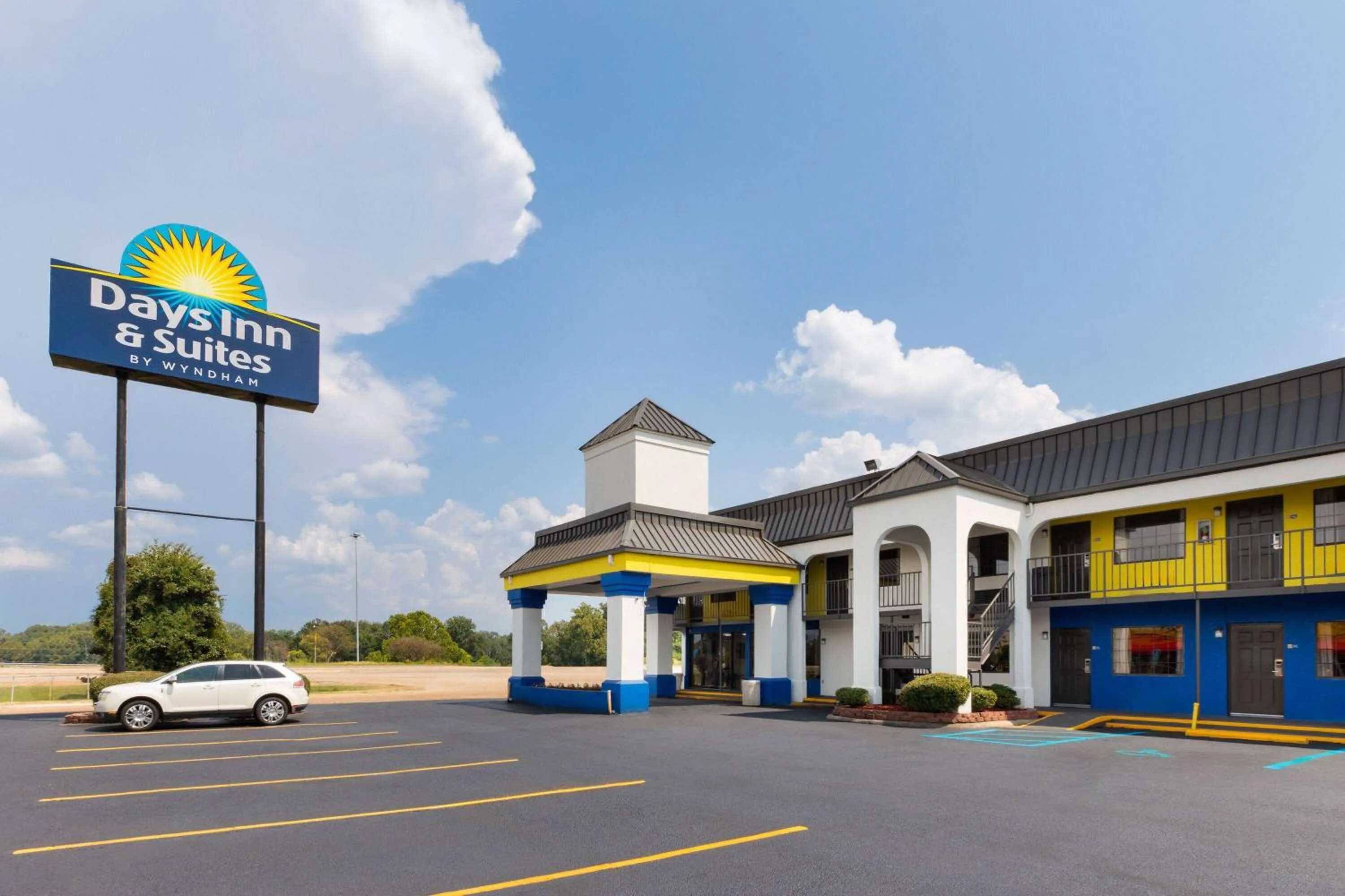 Property building in Days Inn & Suites by Wyndham Vicksburg