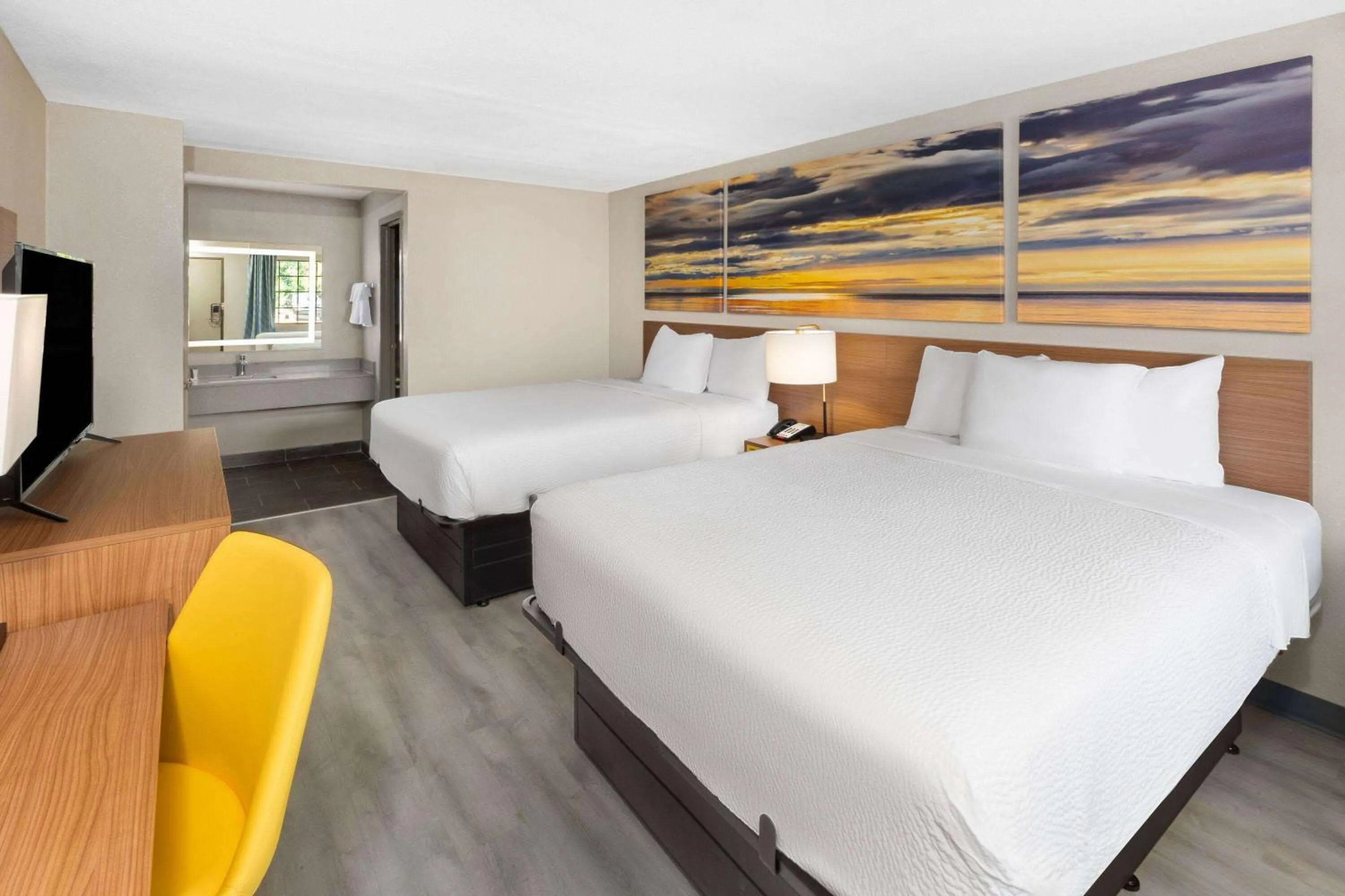 Photo of the whole room, Bed in Days Inn & Suites by Wyndham Vicksburg