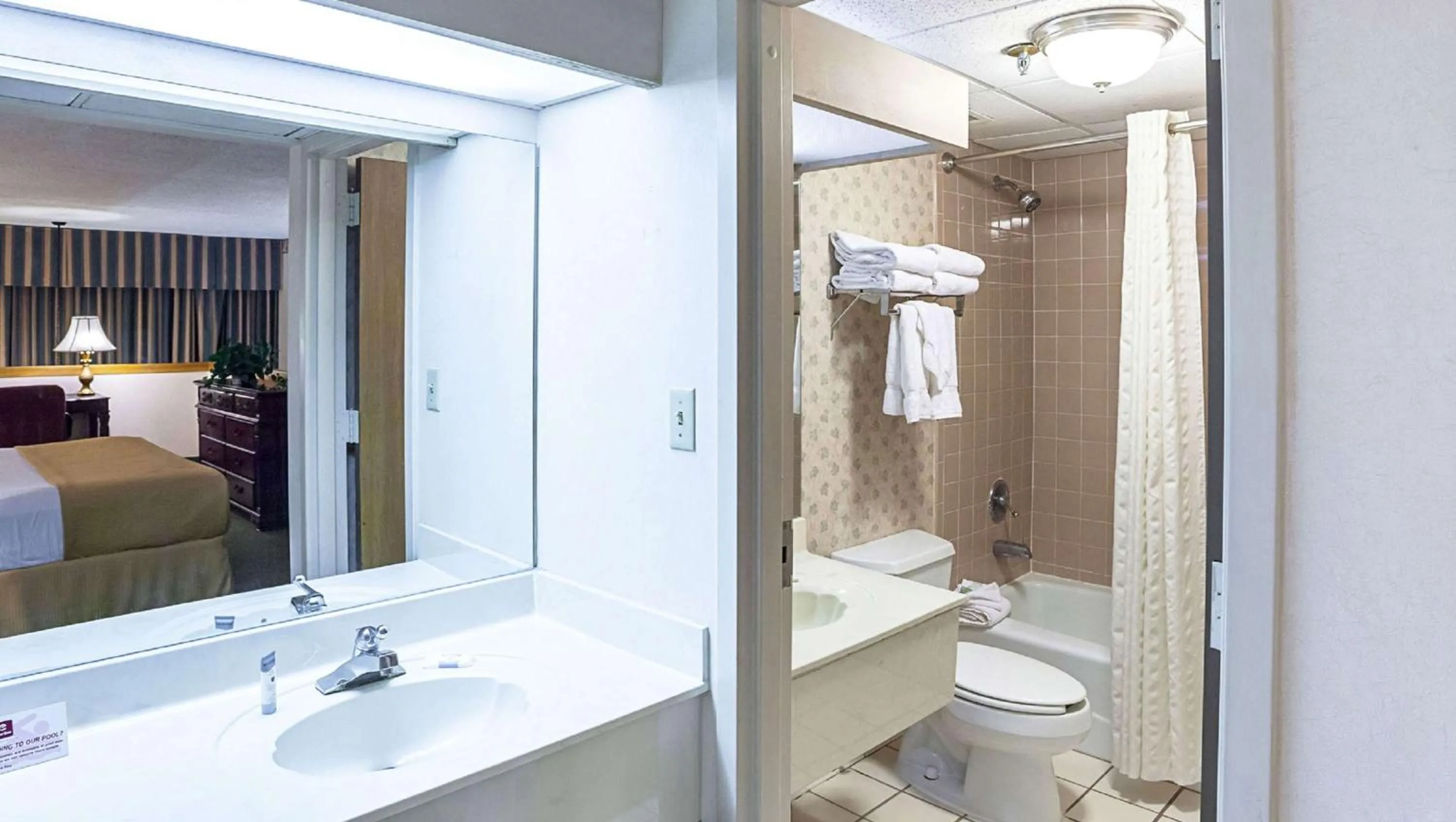 Bathroom in Magnuson Grand Desoto