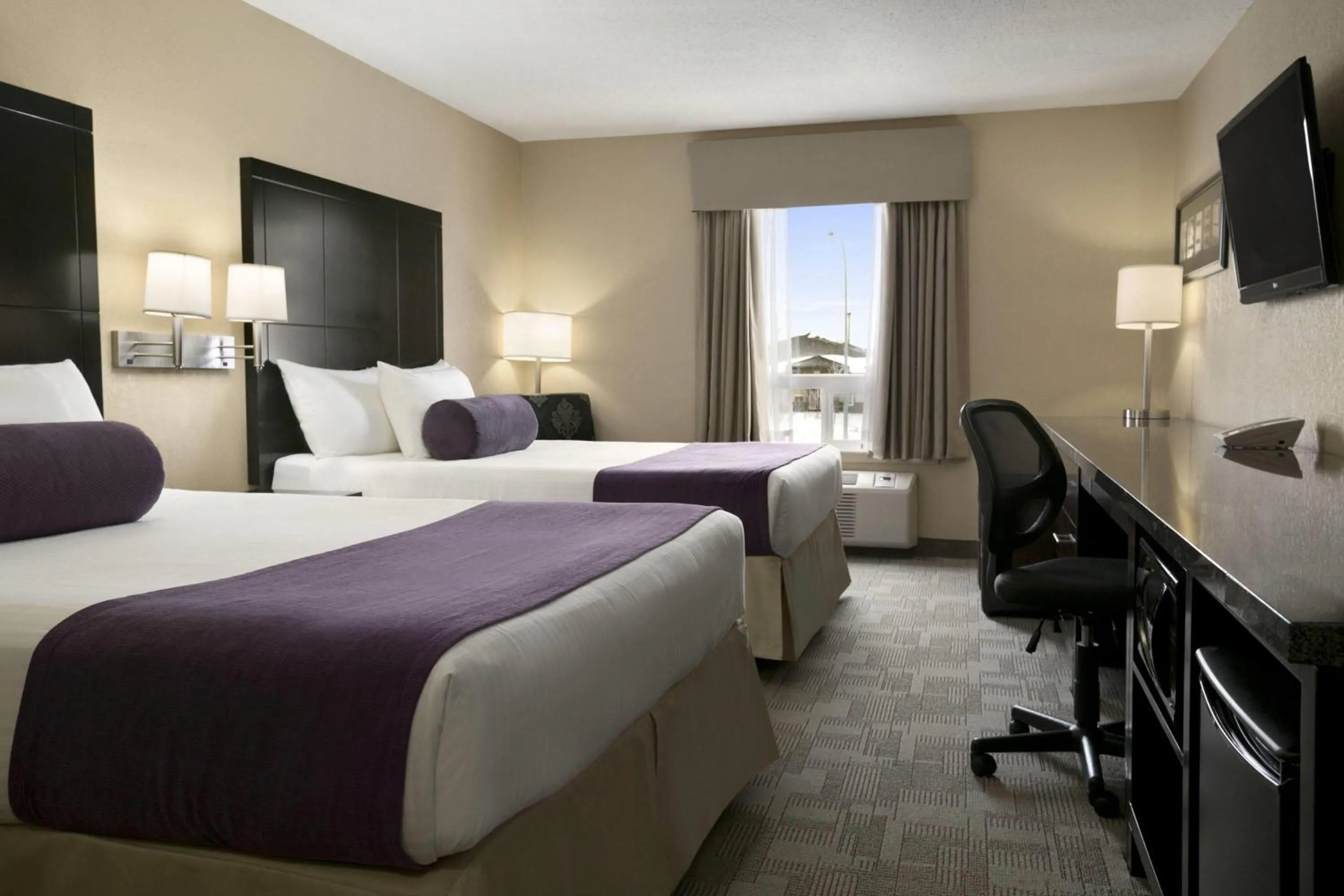 Photo of the whole room, Bed in Days Inn by Wyndham Regina