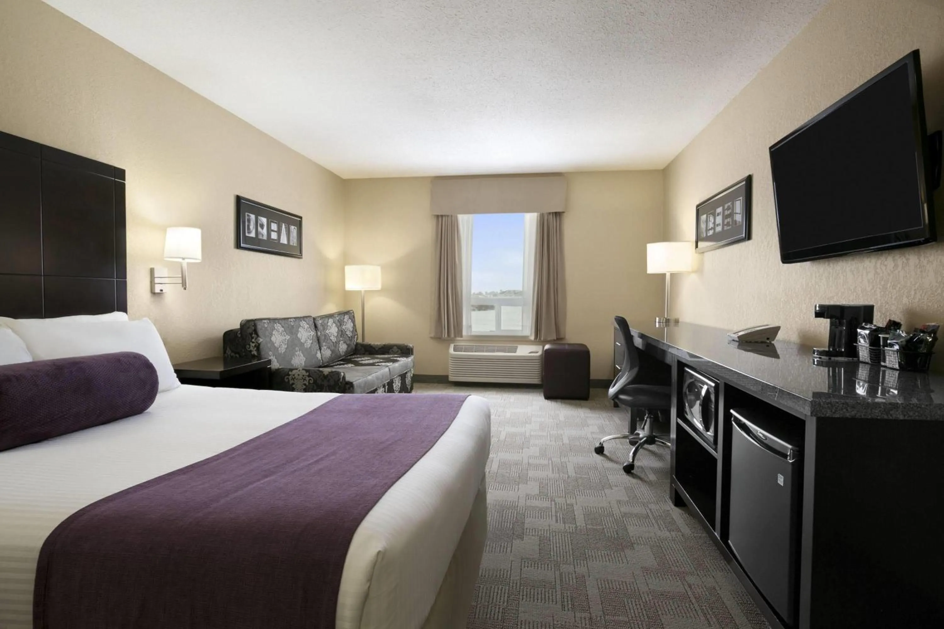 Photo of the whole room, Bed in Days Inn by Wyndham Regina