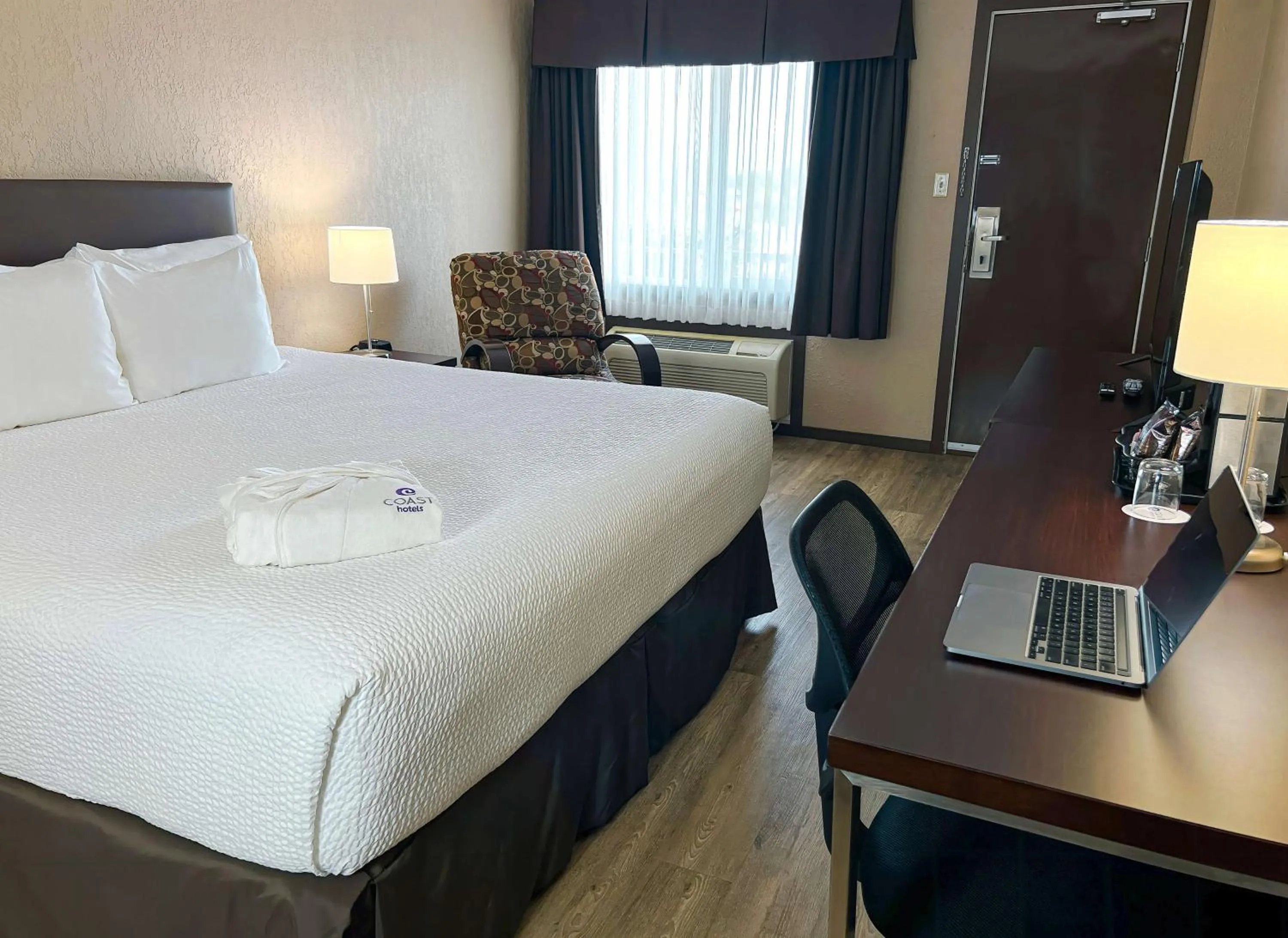 Bedroom, Bed in Coast Swift Current Hotel